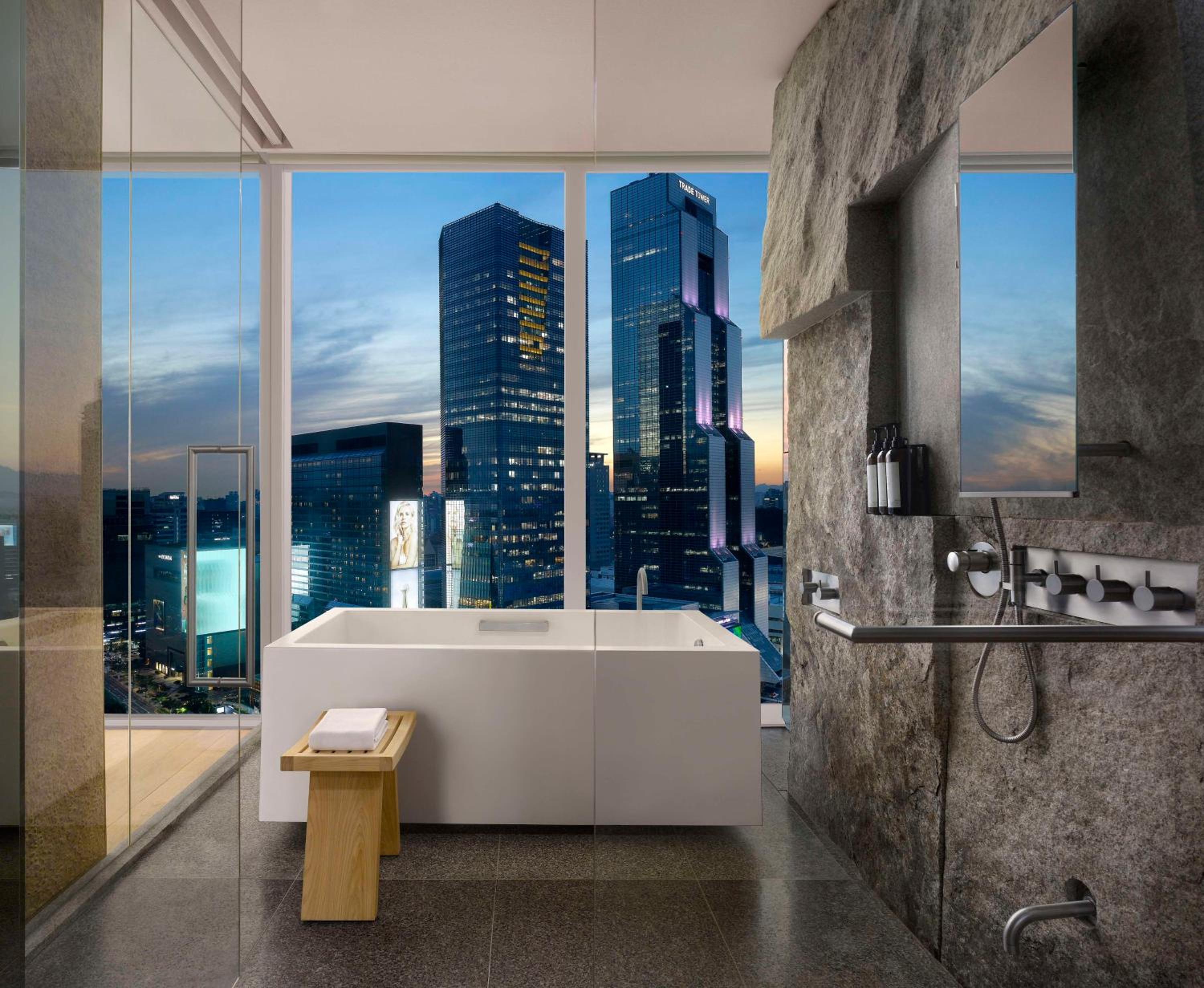 1 King Bed, City View, Premium - Photo 7