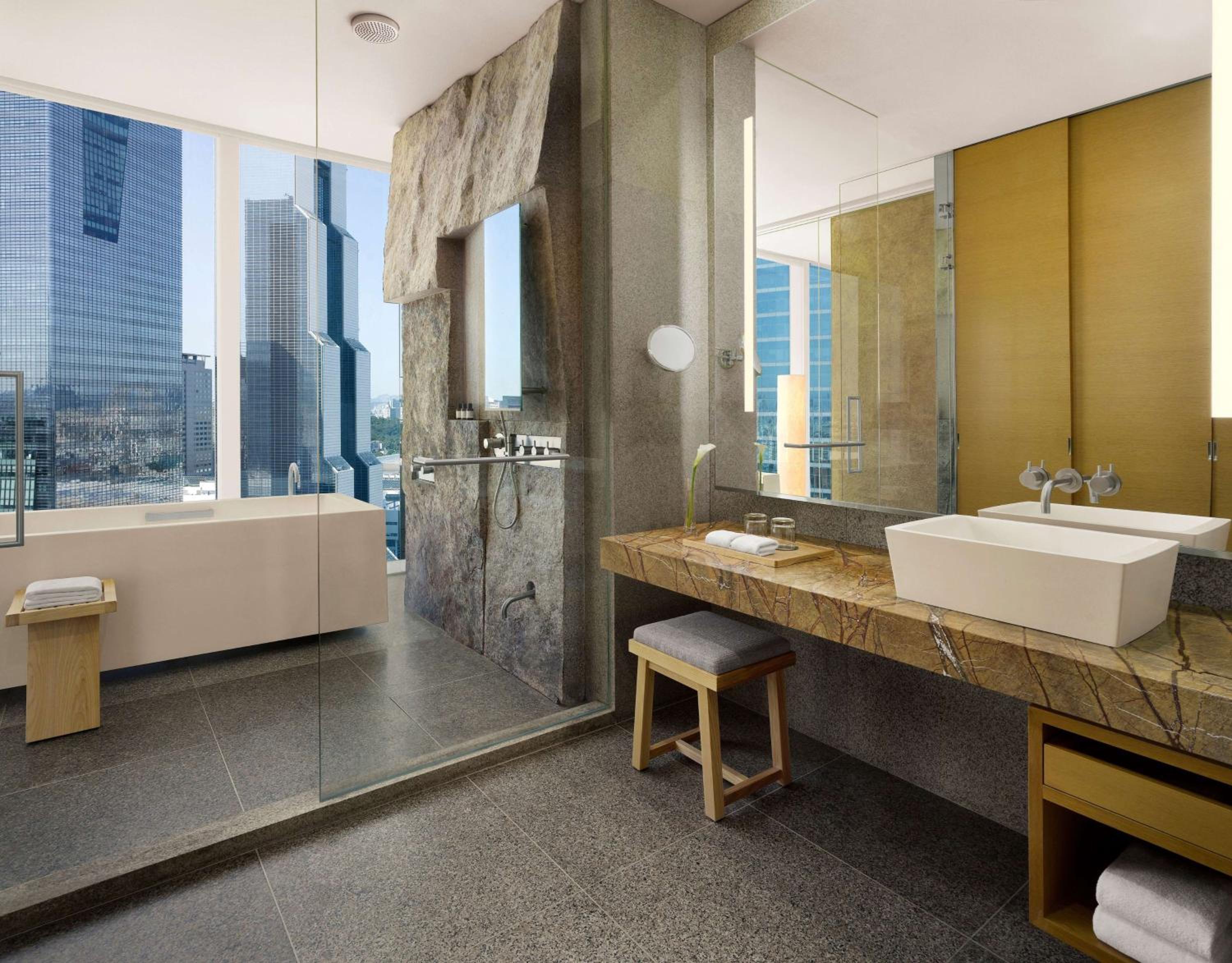 1 King Bed, City View, Premium - Photo 2