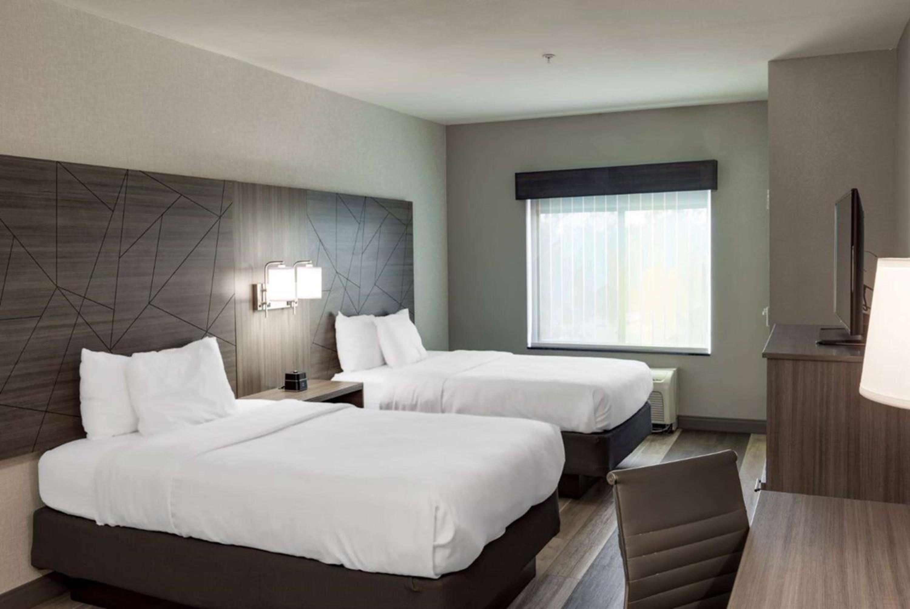 Queen Room with Two Queen Beds - Photo 3