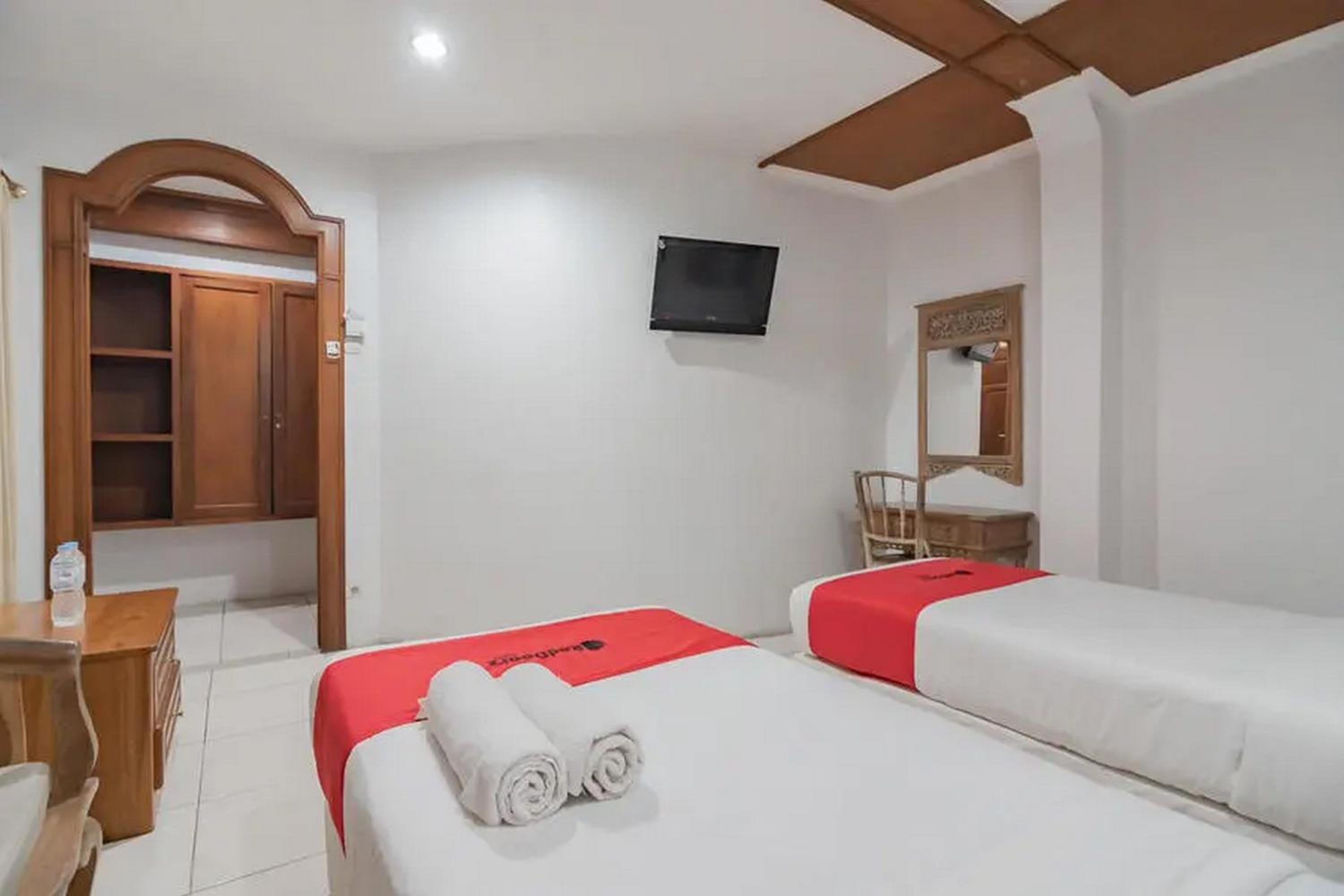 Deluxe Twin Room - Photo 12