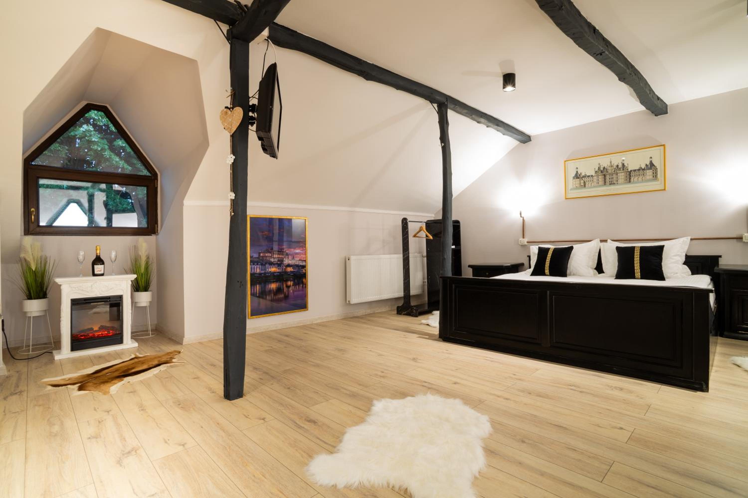 Deluxe King Room photo 1