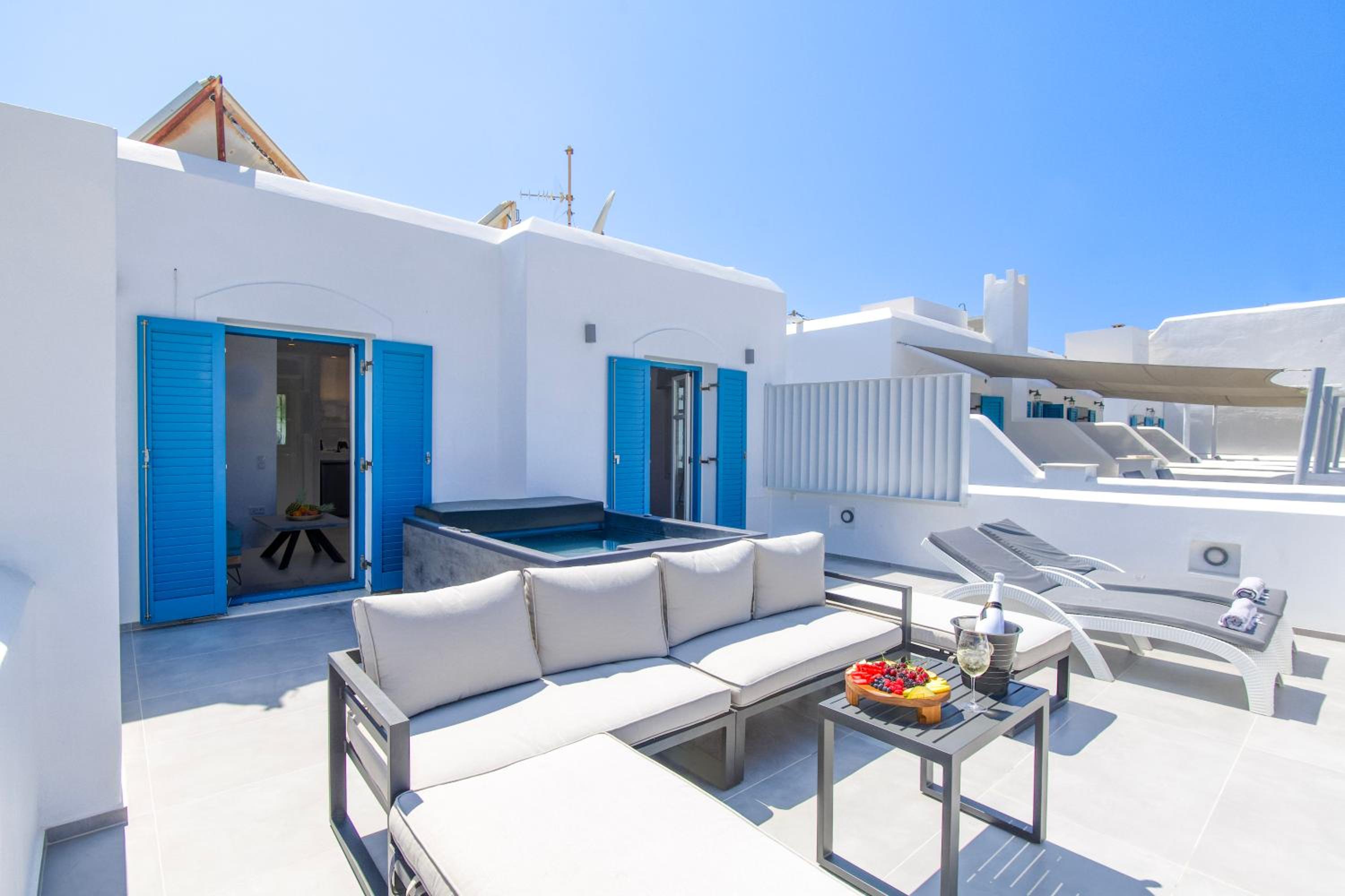 Deluxe Suite with Outdoor Hot Tub & Panoramic Sea View - Photo 19