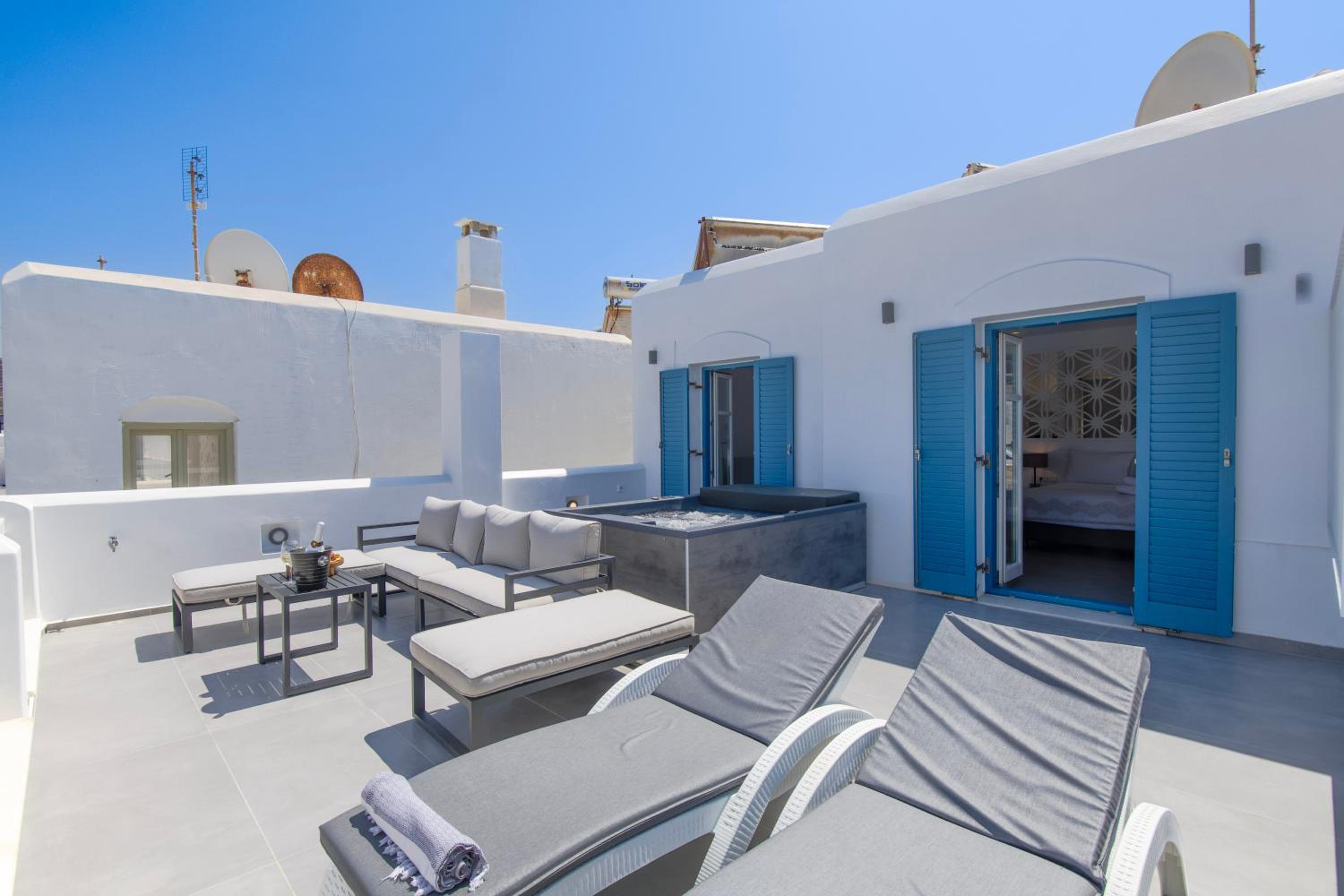 Deluxe Suite with Outdoor Hot Tub & Panoramic Sea View - Photo 20