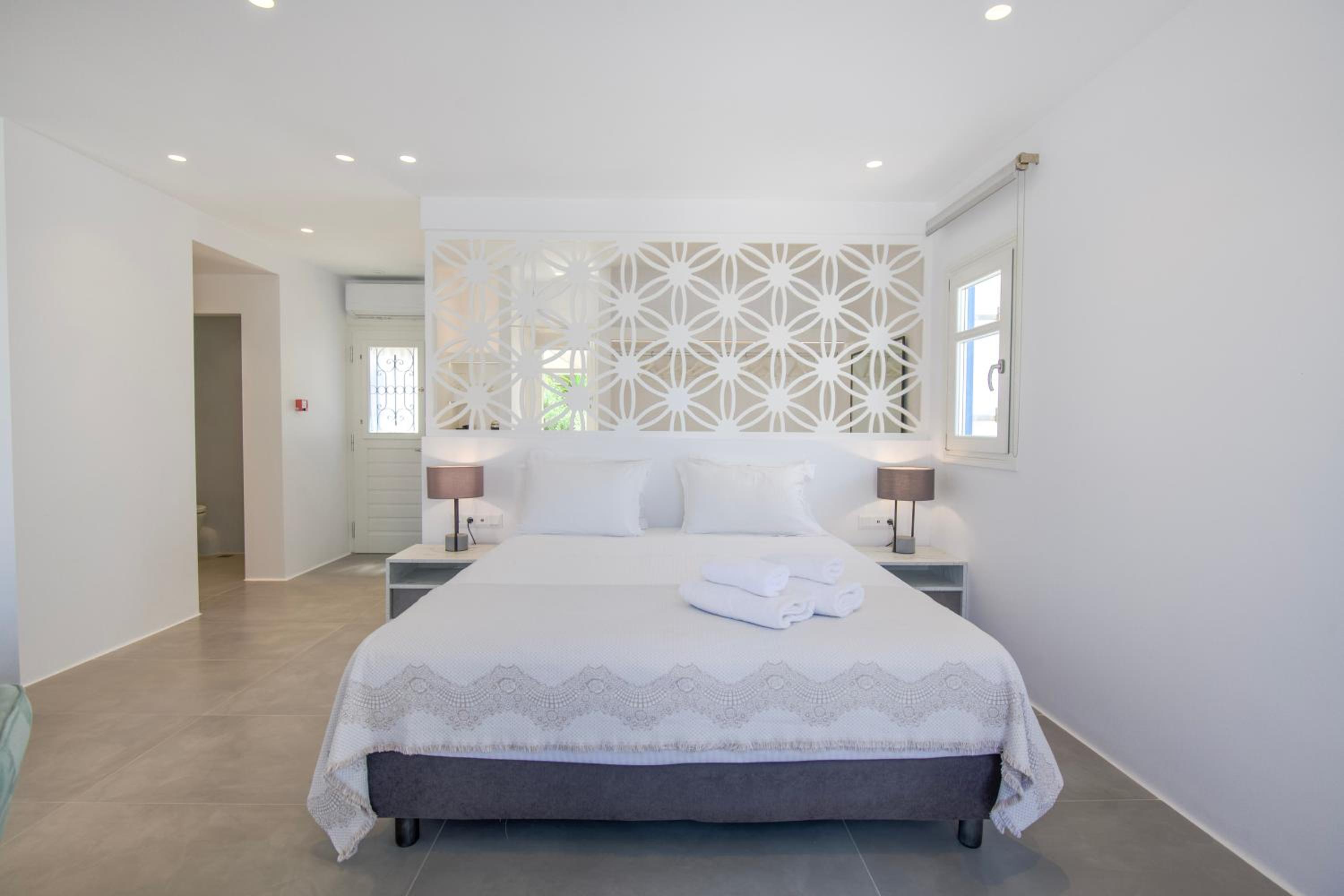 Deluxe Suite with Outdoor Hot Tub & Panoramic Sea View - Photo 21