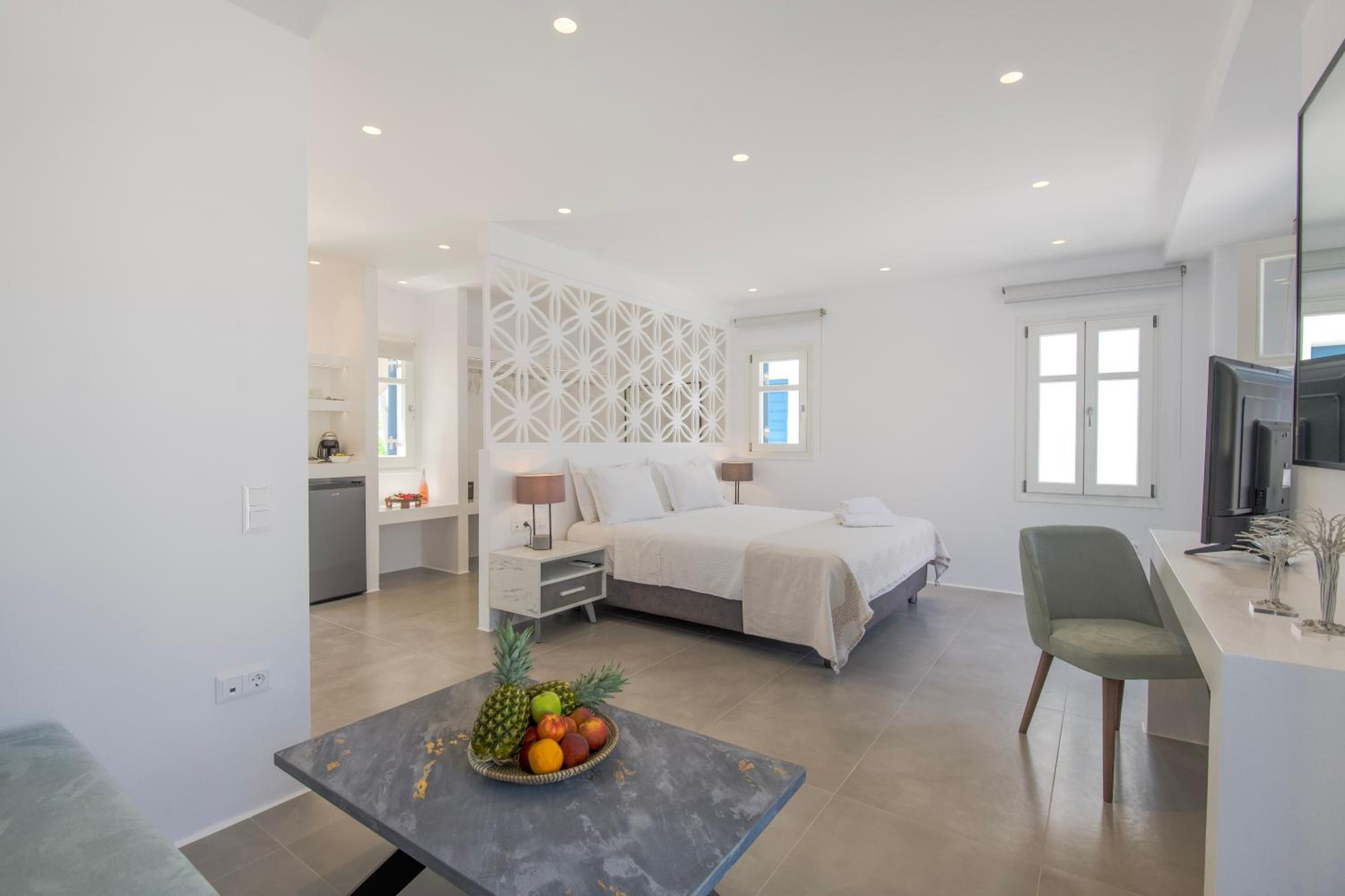 Deluxe Suite with Outdoor Hot Tub & Panoramic Sea View - Photo 23