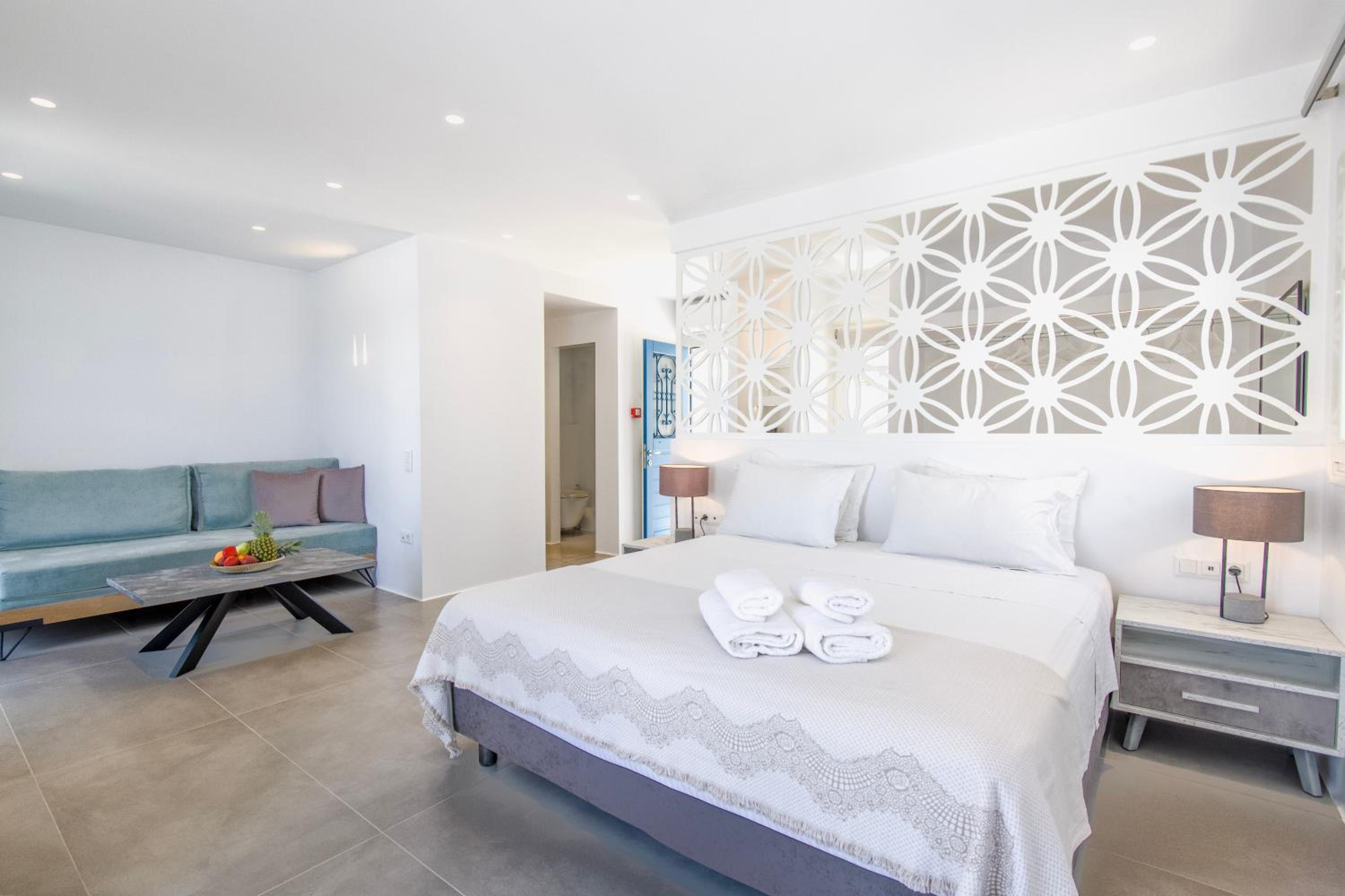 Deluxe Suite with Outdoor Hot Tub & Panoramic Sea View - Photo 24