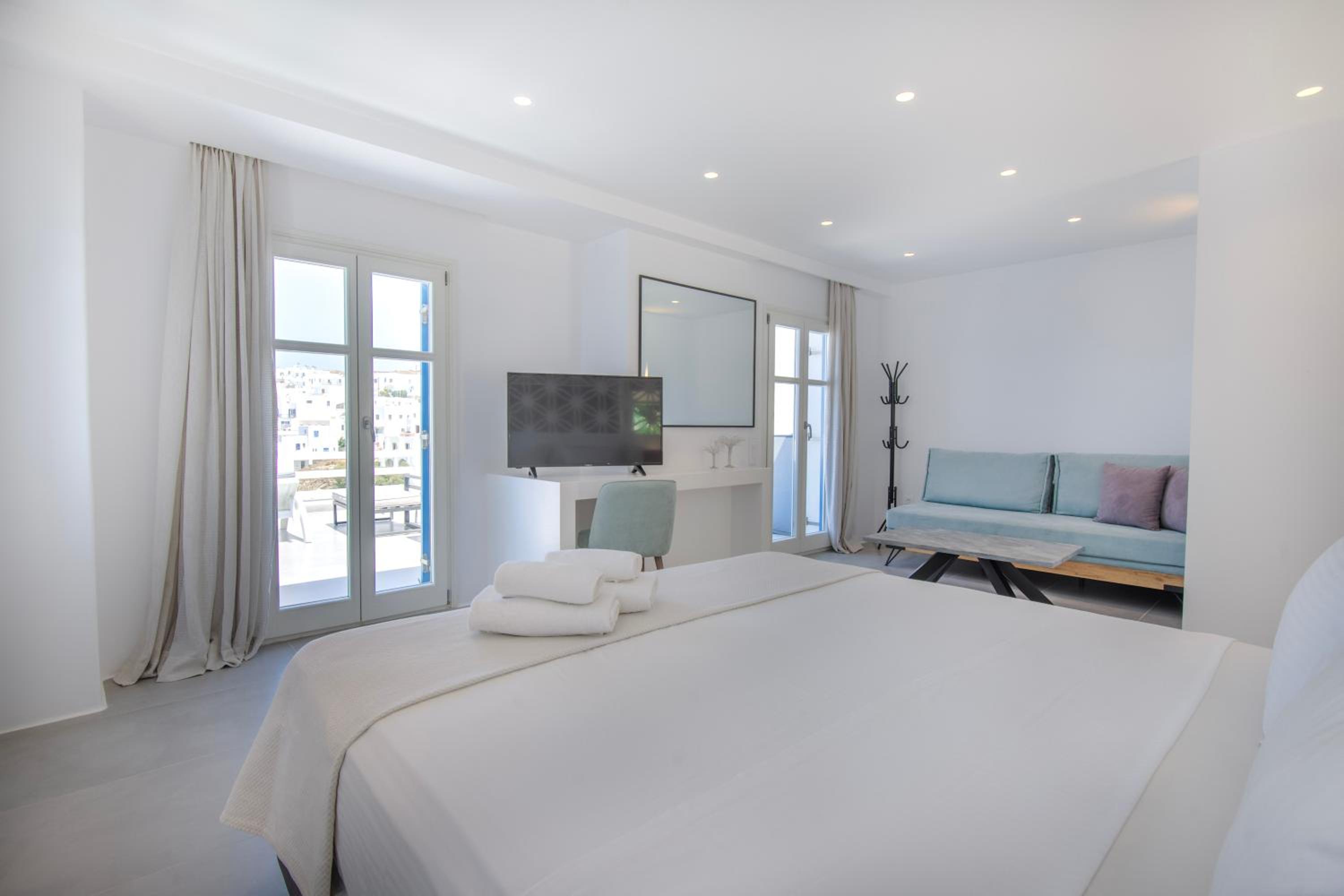 Deluxe Suite with Outdoor Hot Tub & Panoramic Sea View - Photo 25