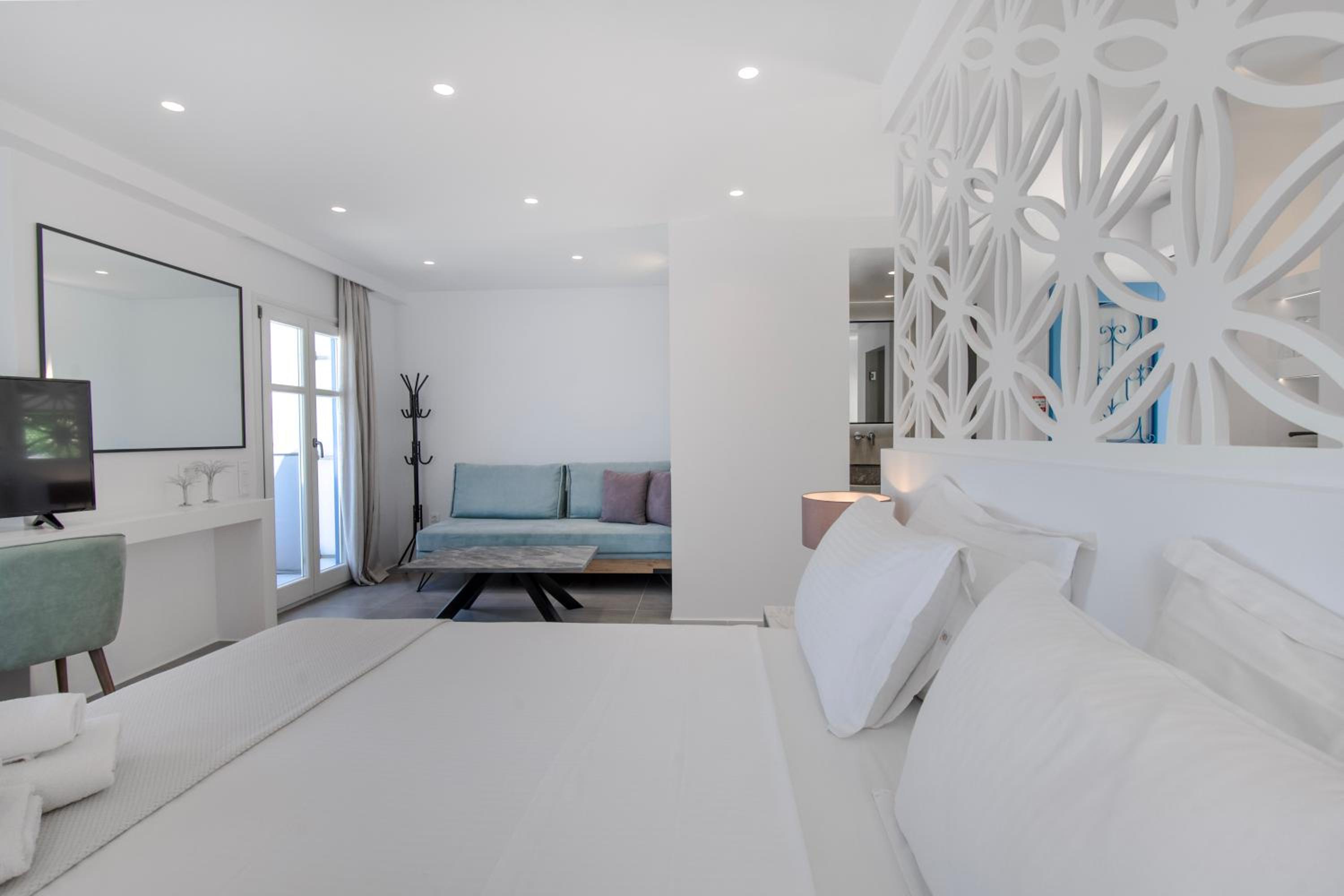Deluxe Suite with Outdoor Hot Tub & Panoramic Sea View - Photo 26