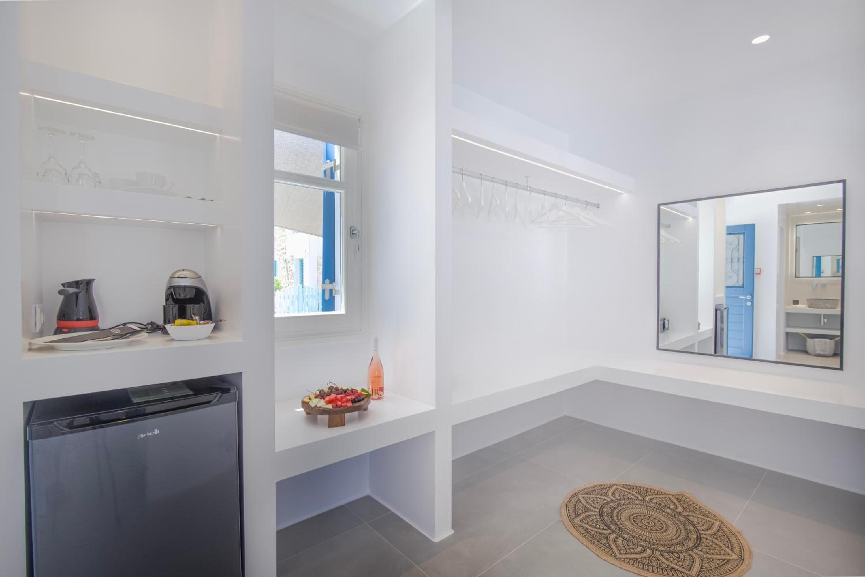 Deluxe Suite with Outdoor Hot Tub & Panoramic Sea View - Photo 27
