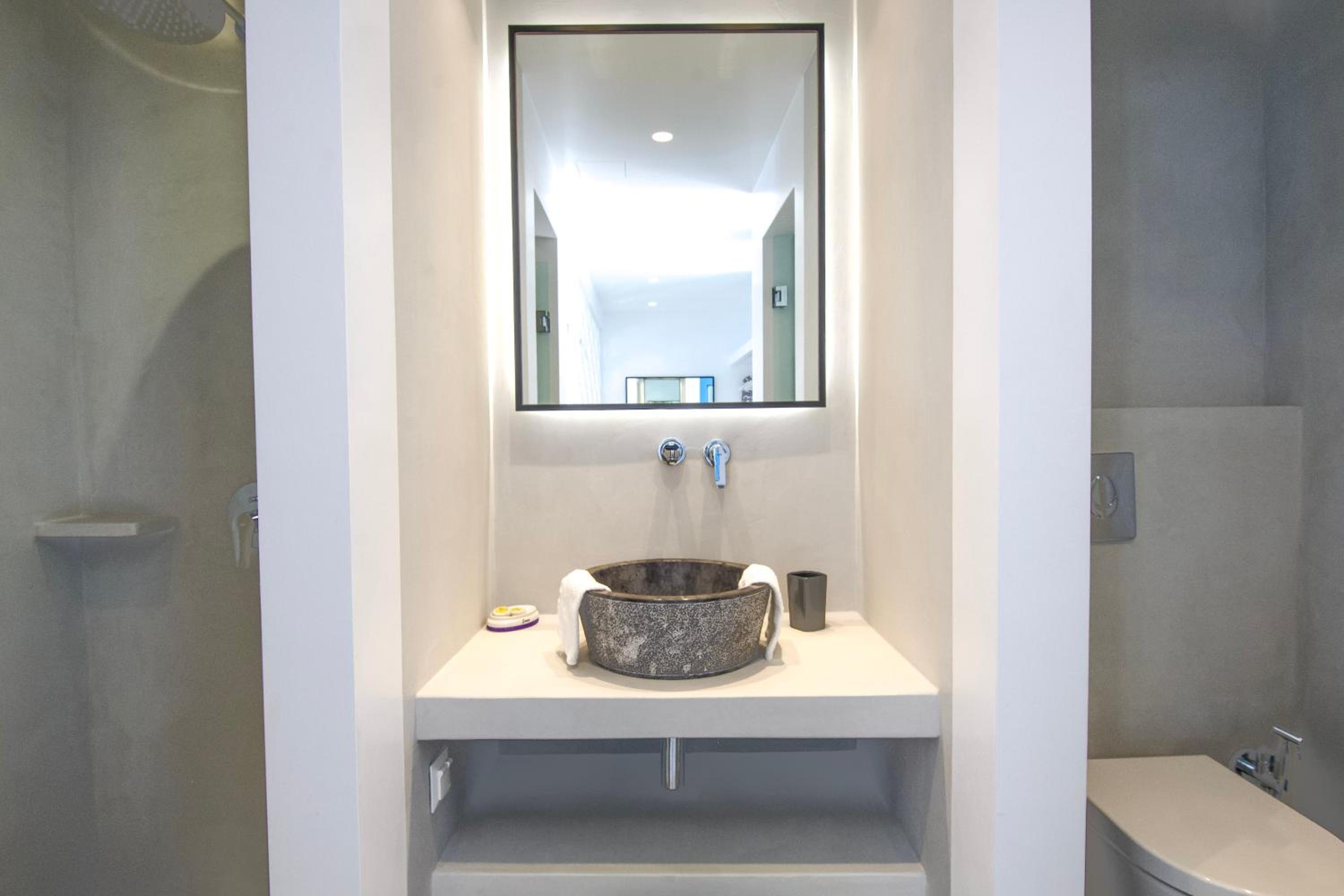Deluxe Suite with Outdoor Hot Tub & Panoramic Sea View - Photo 29