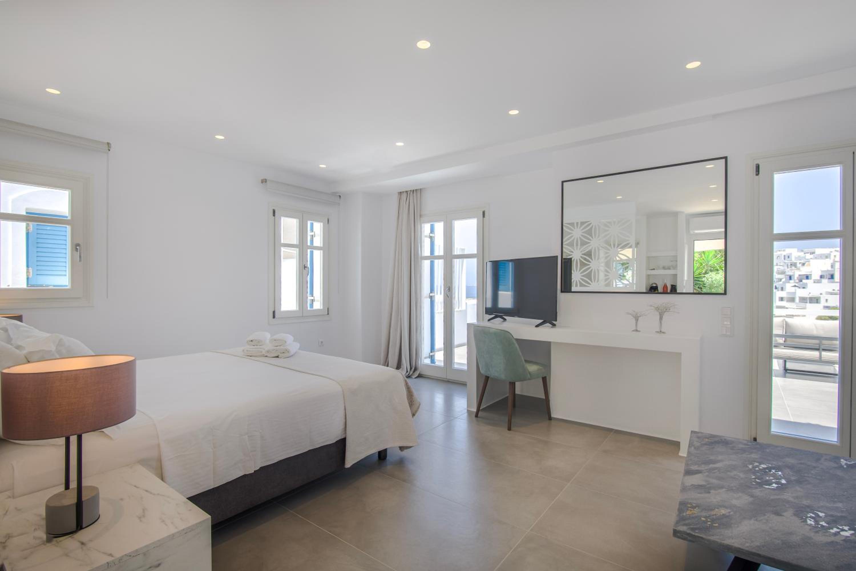 Deluxe Suite with Outdoor Hot Tub & Panoramic Sea View - Photo 31