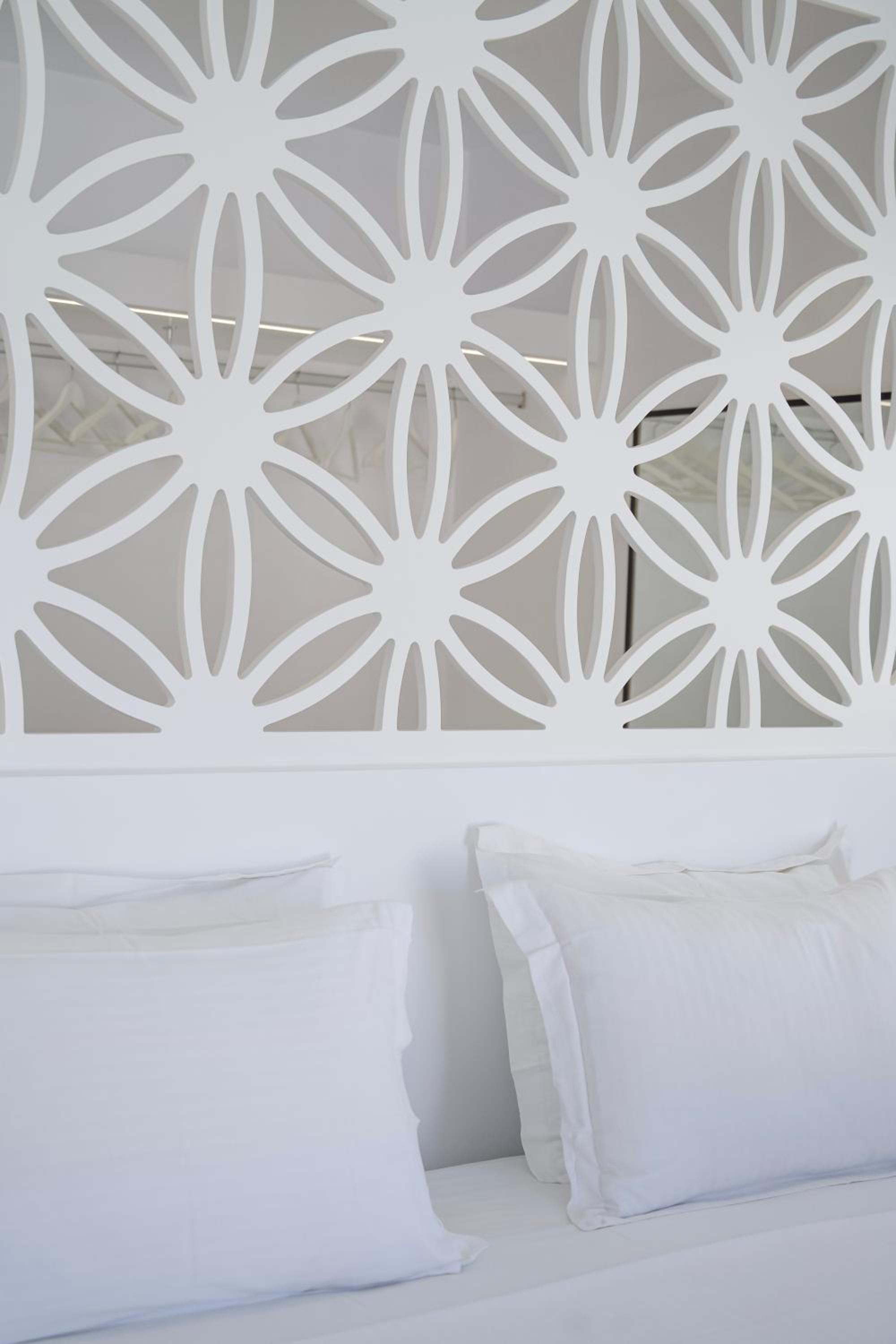 Deluxe Suite with Outdoor Hot Tub & Panoramic Sea View - Photo 11