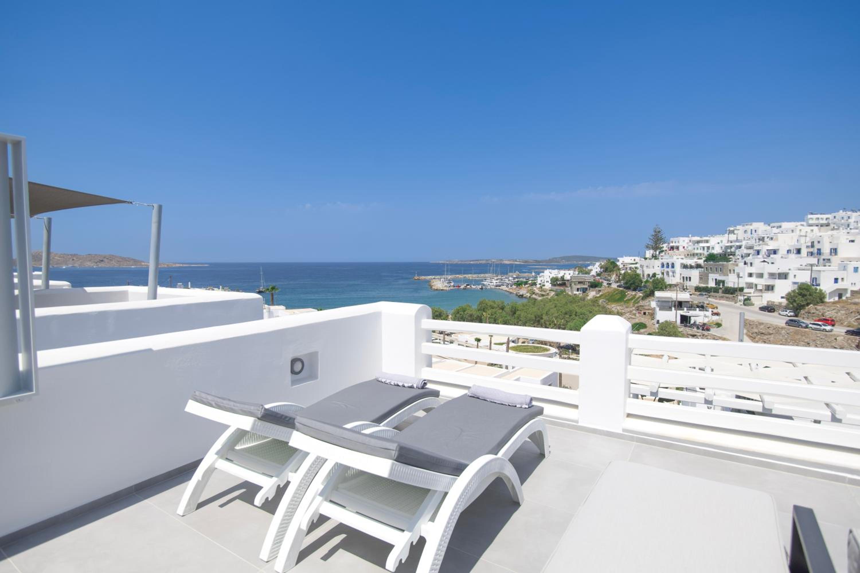 Deluxe Suite with Outdoor Hot Tub & Panoramic Sea View - Photo 10