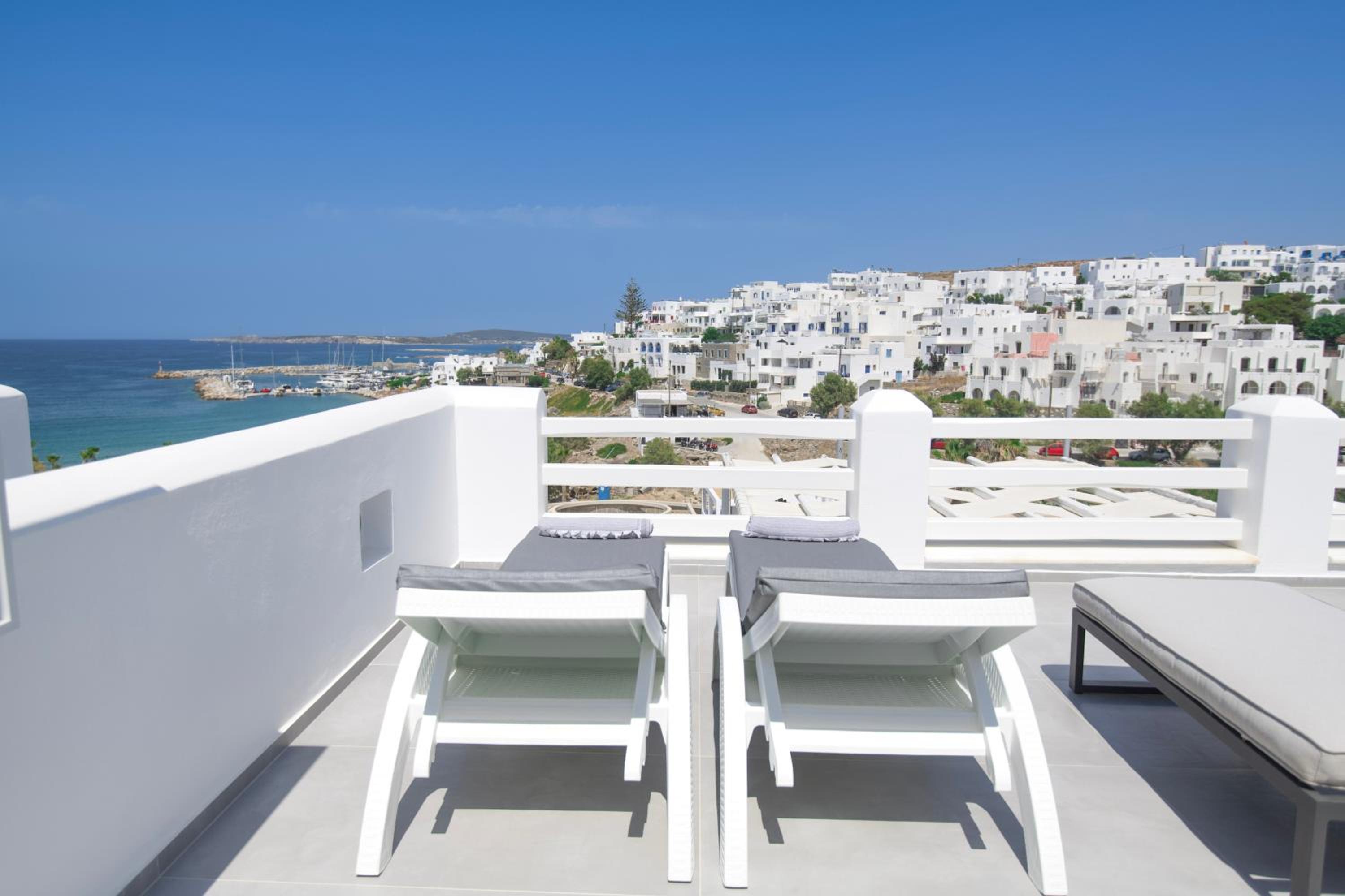 Deluxe Suite with Outdoor Hot Tub & Panoramic Sea View - Photo 9