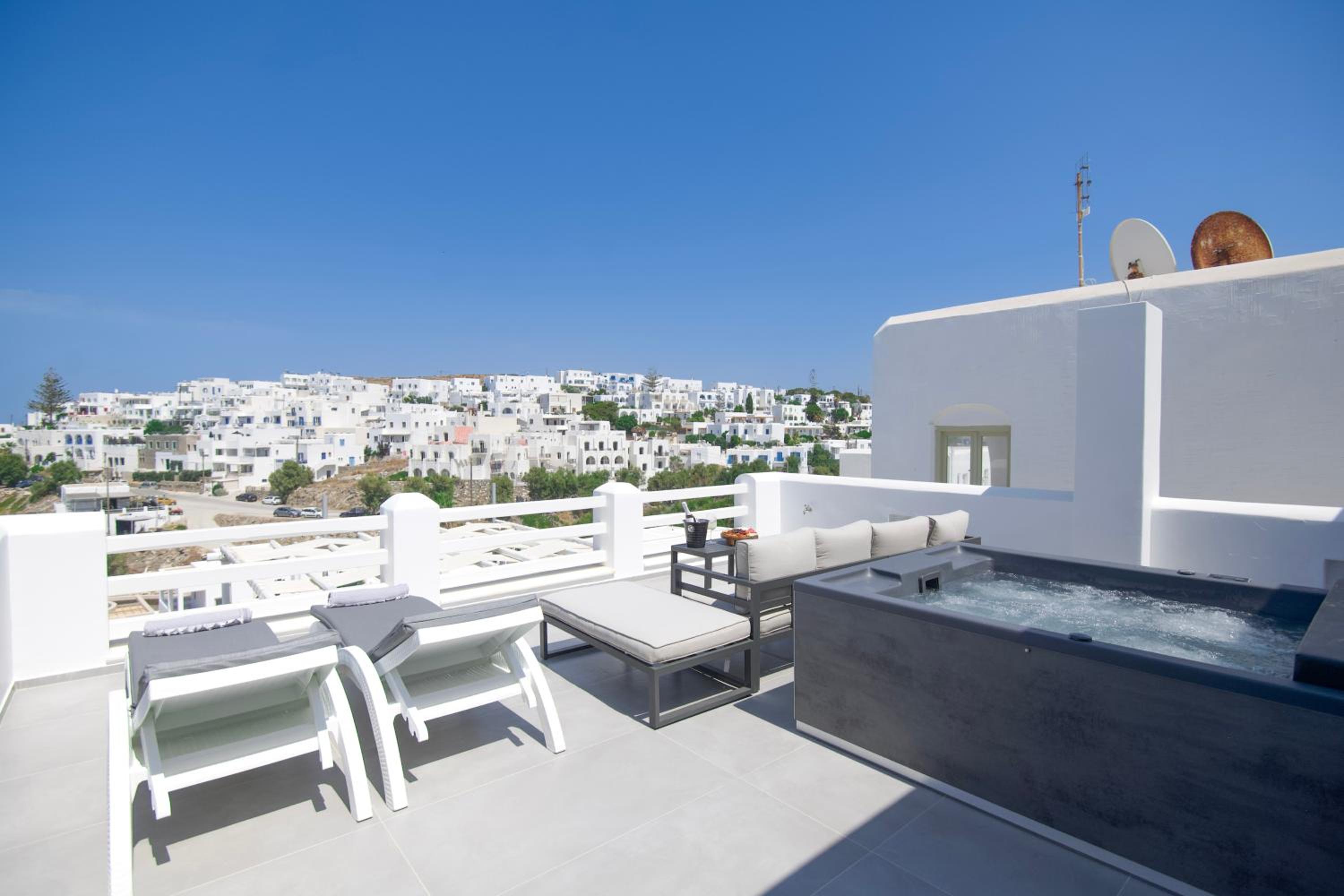 Deluxe Suite with Outdoor Hot Tub & Panoramic Sea View - Photo 8