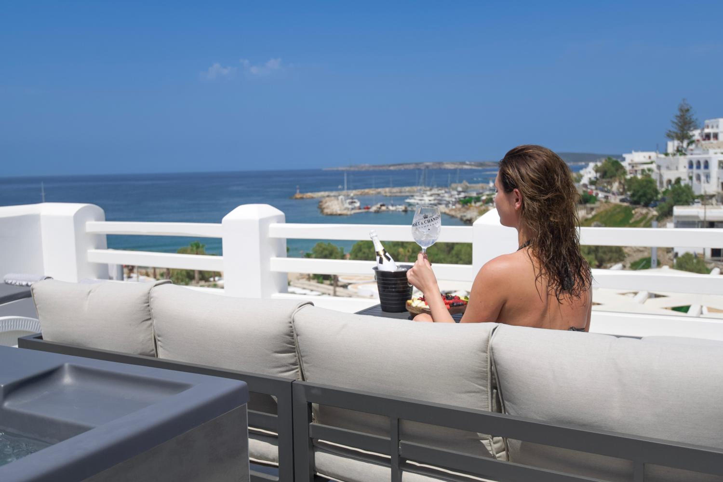 Deluxe Suite with Outdoor Hot Tub & Panoramic Sea View - Photo 41
