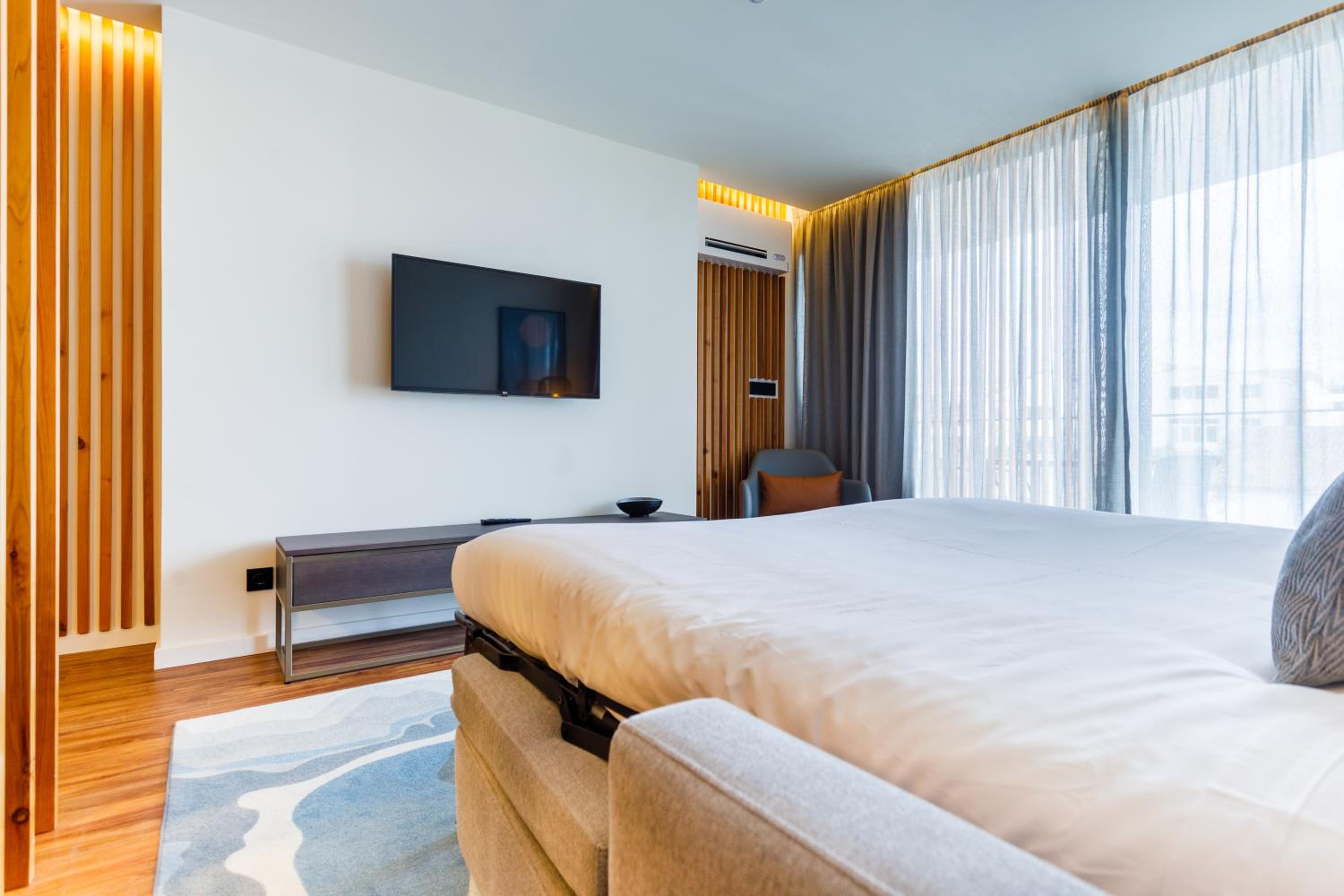 Superior One-Bedroom Apartment - Photo 7