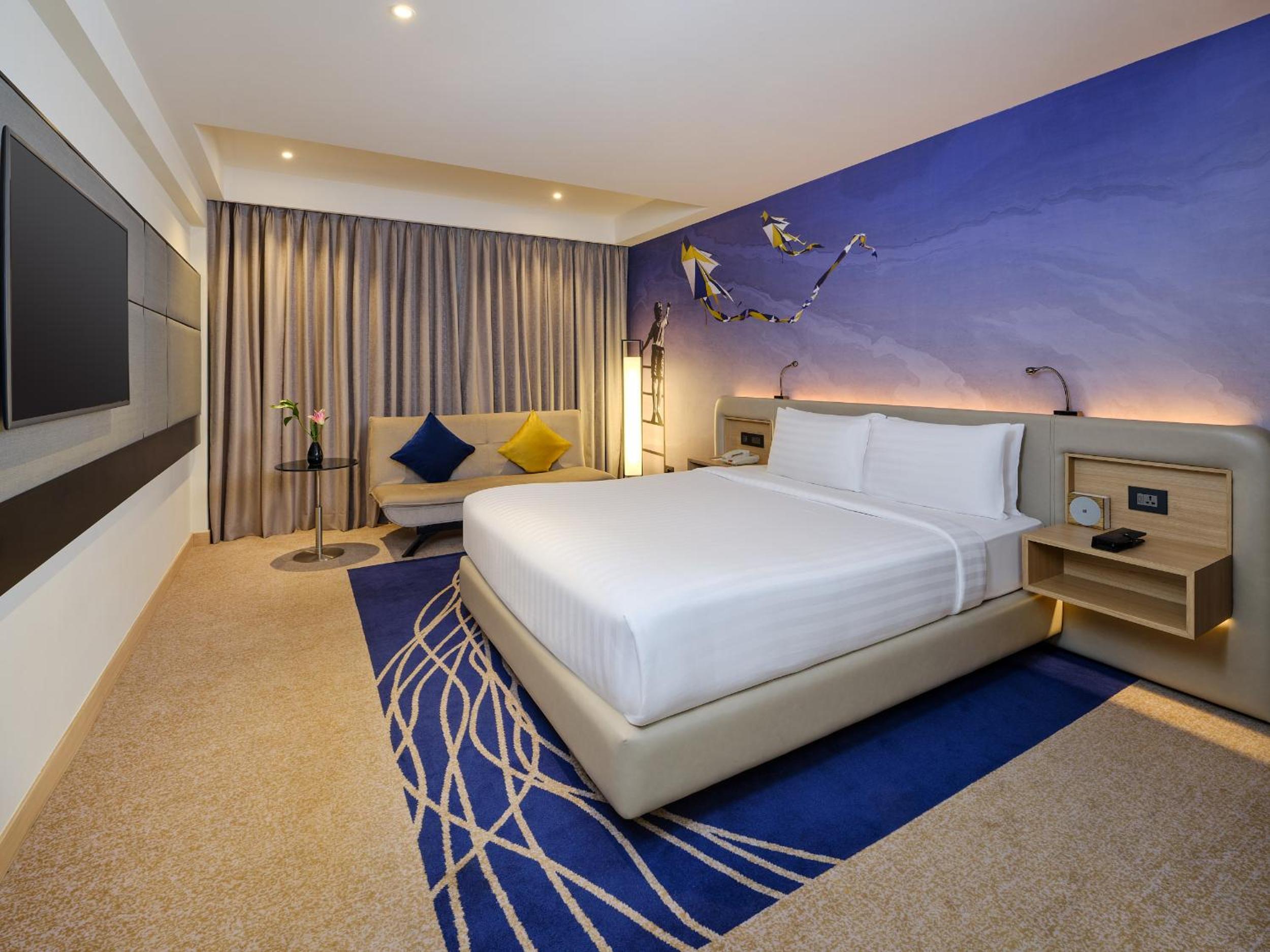 Master Suite with Separate Living Rooms and Bedroom, Jacuzzi and Premier Lounge Access - 20% Discount on Food & Beverage and Laundry