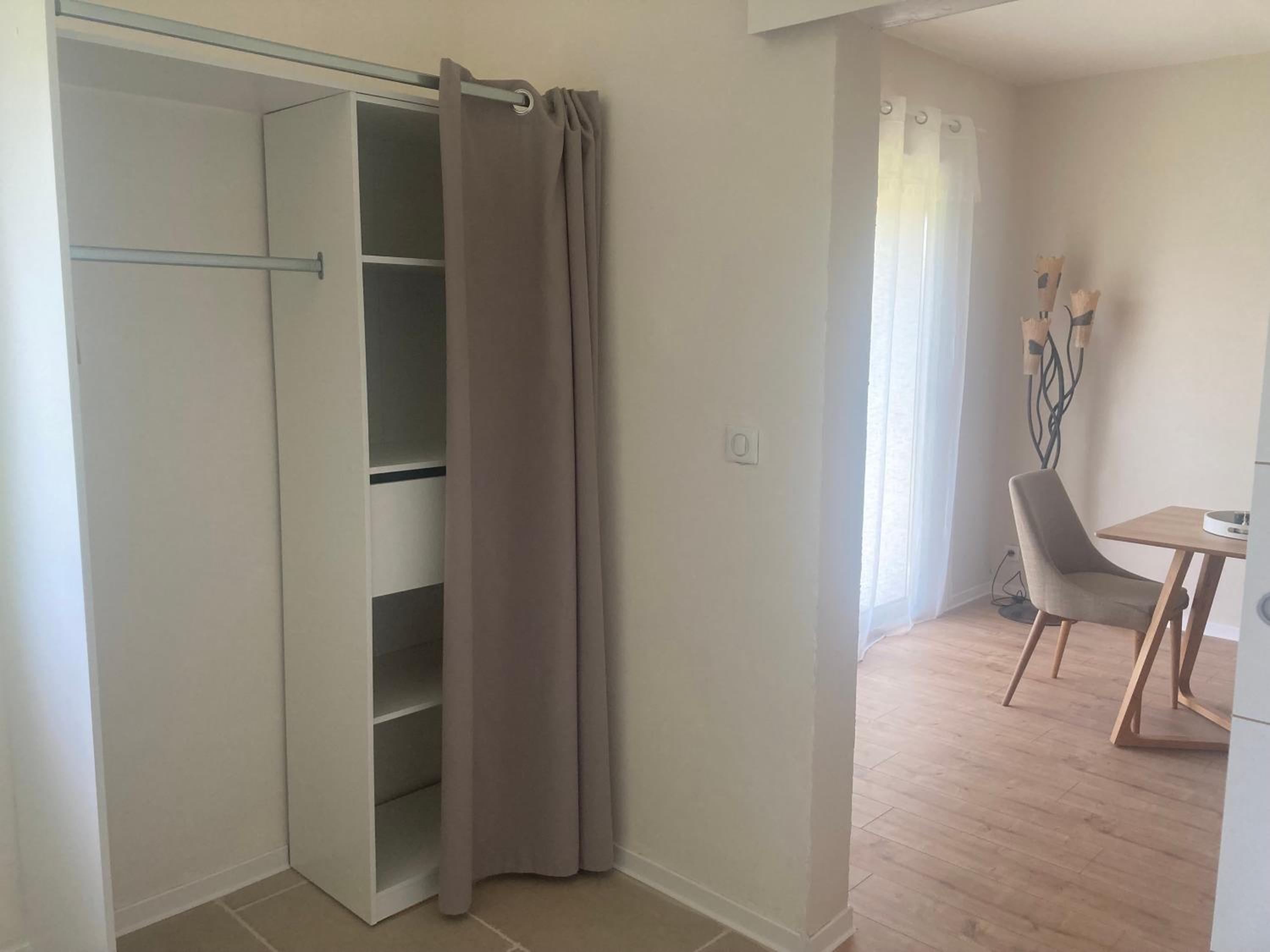 Standard Double Room - Photo 9