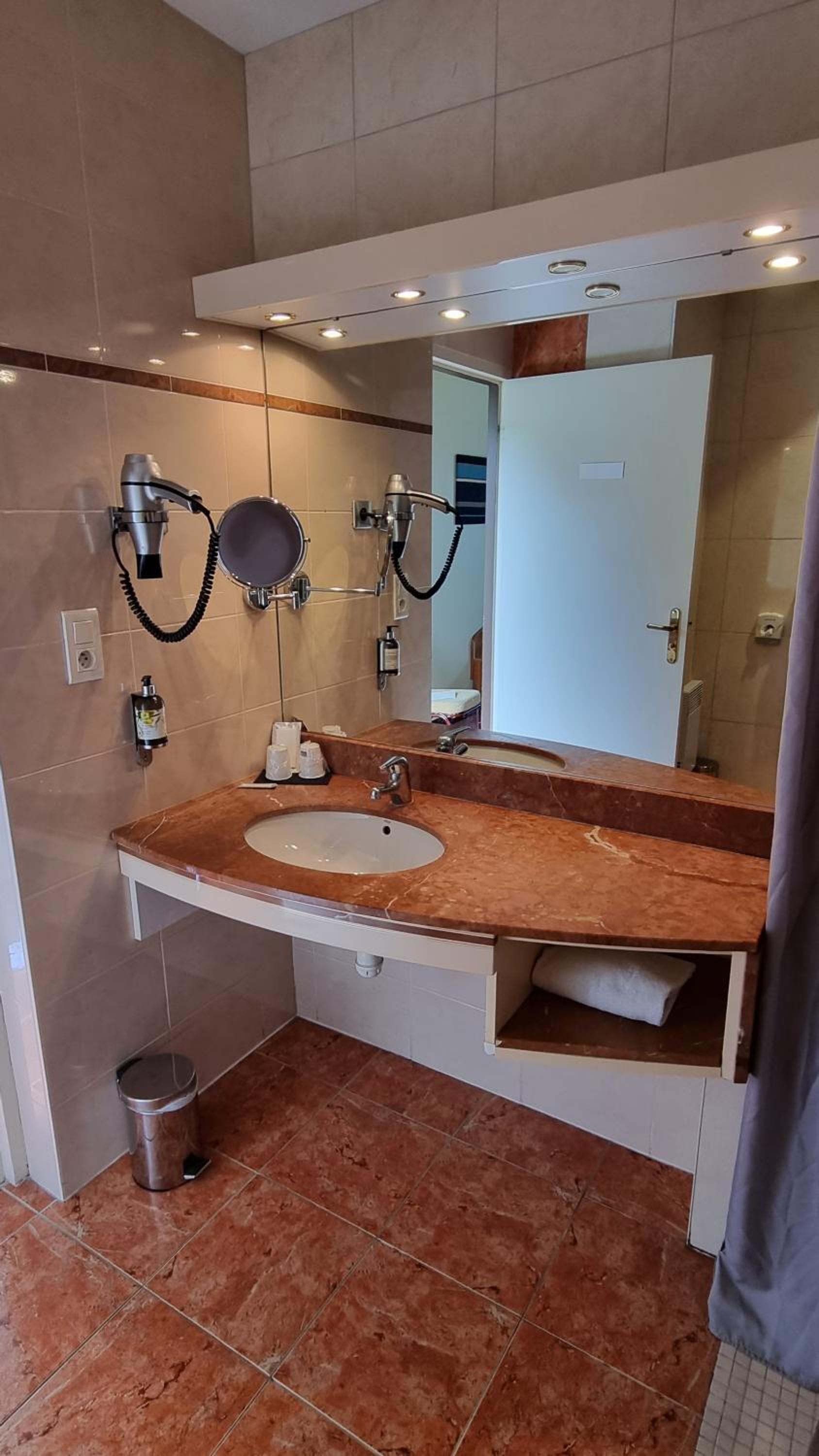Twin Room - Disability Access photo 2
