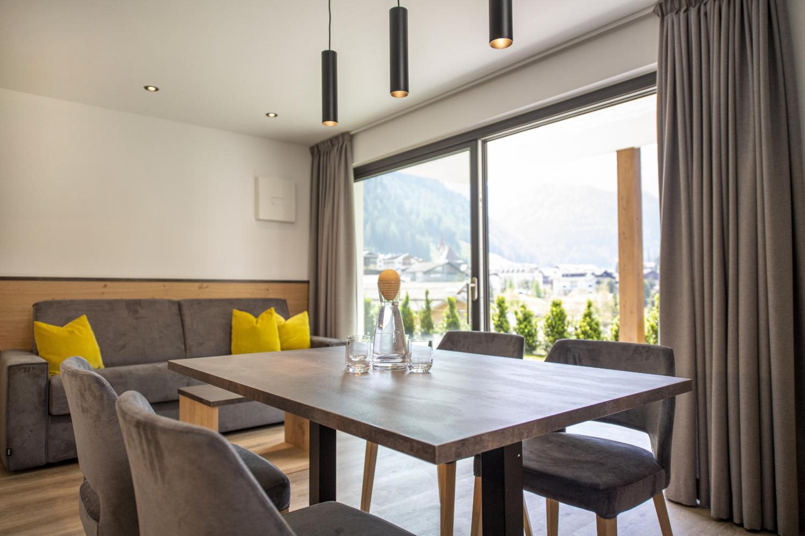 Apartment with Mountain View