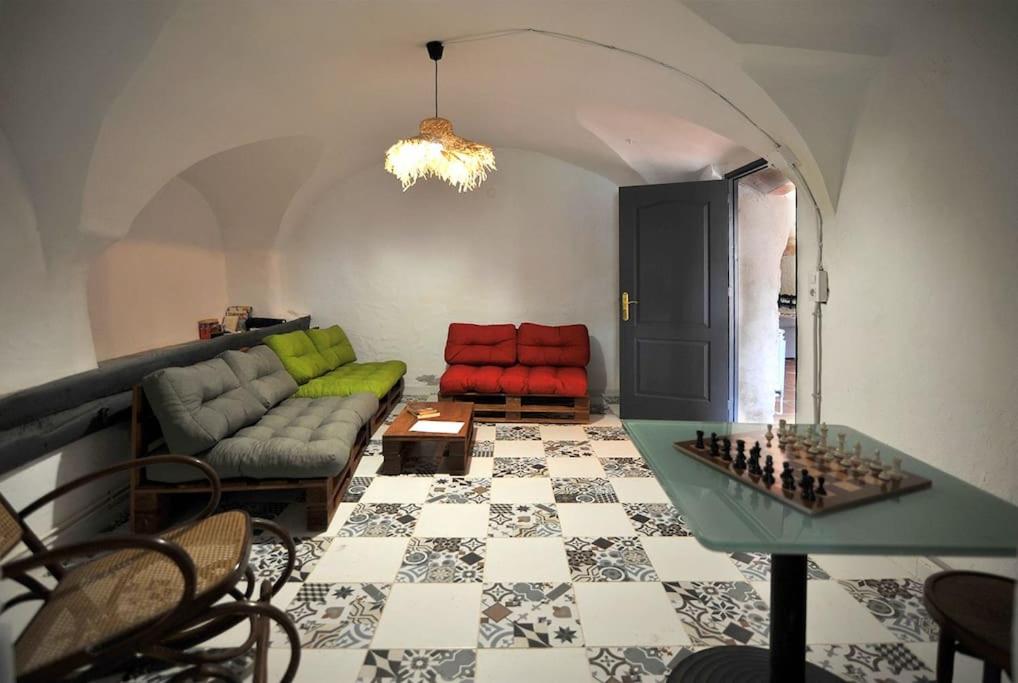 Five-Bedroom House photo 3