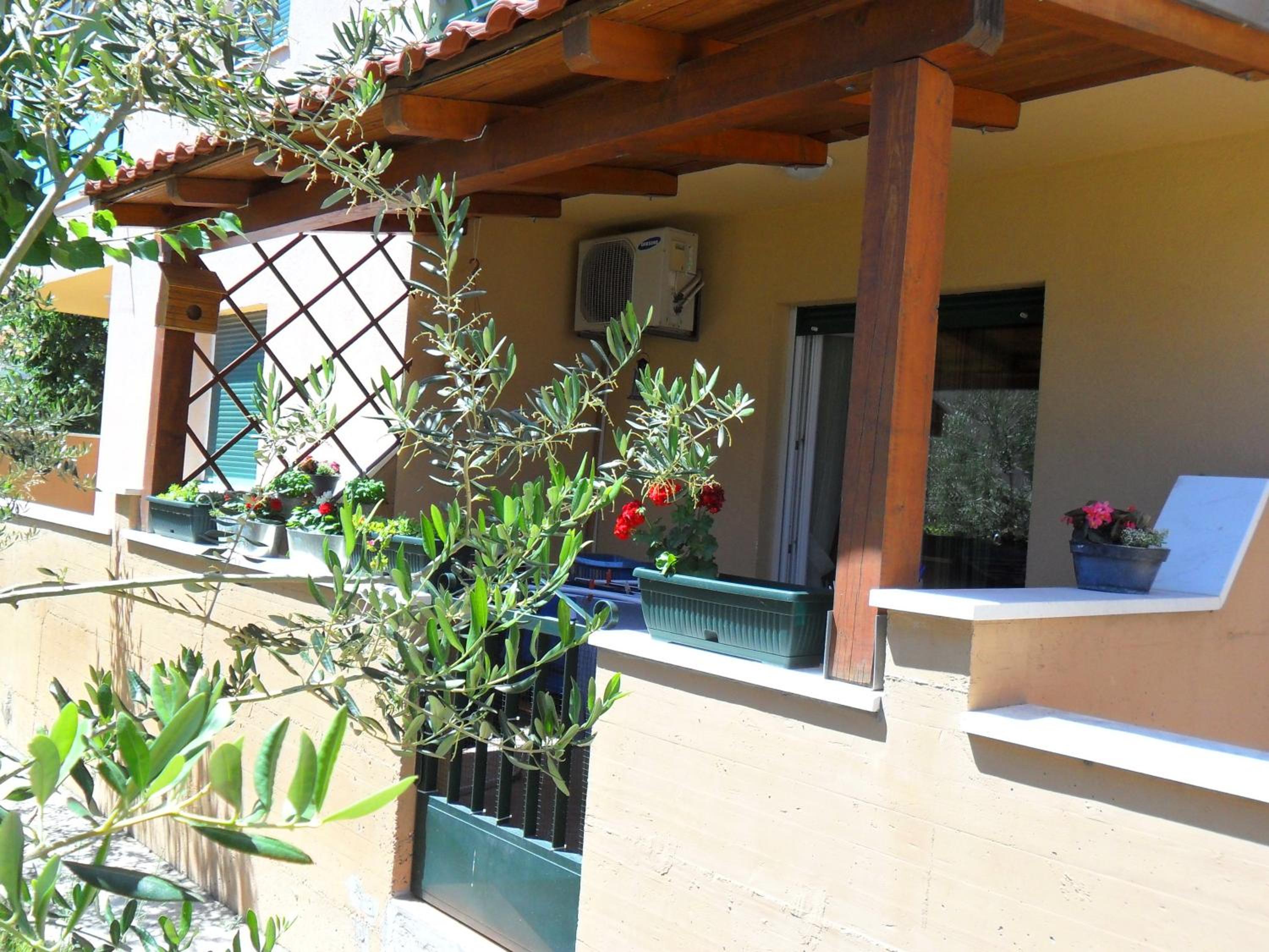 Apartment with Terrace - Photo 2