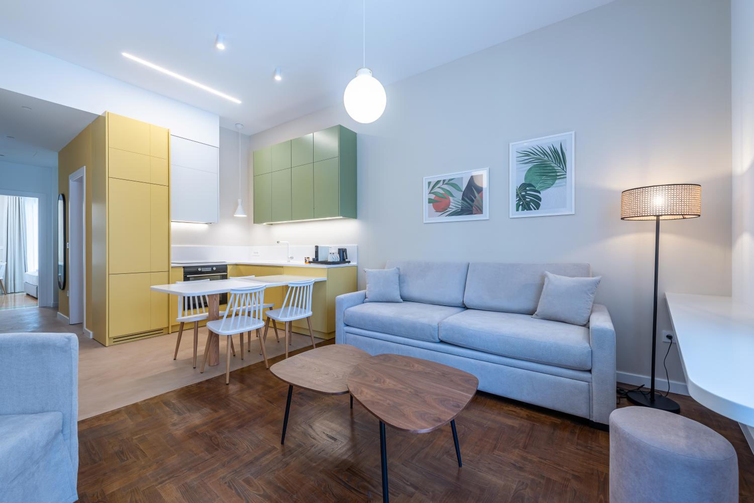 Apartment with Mountain View