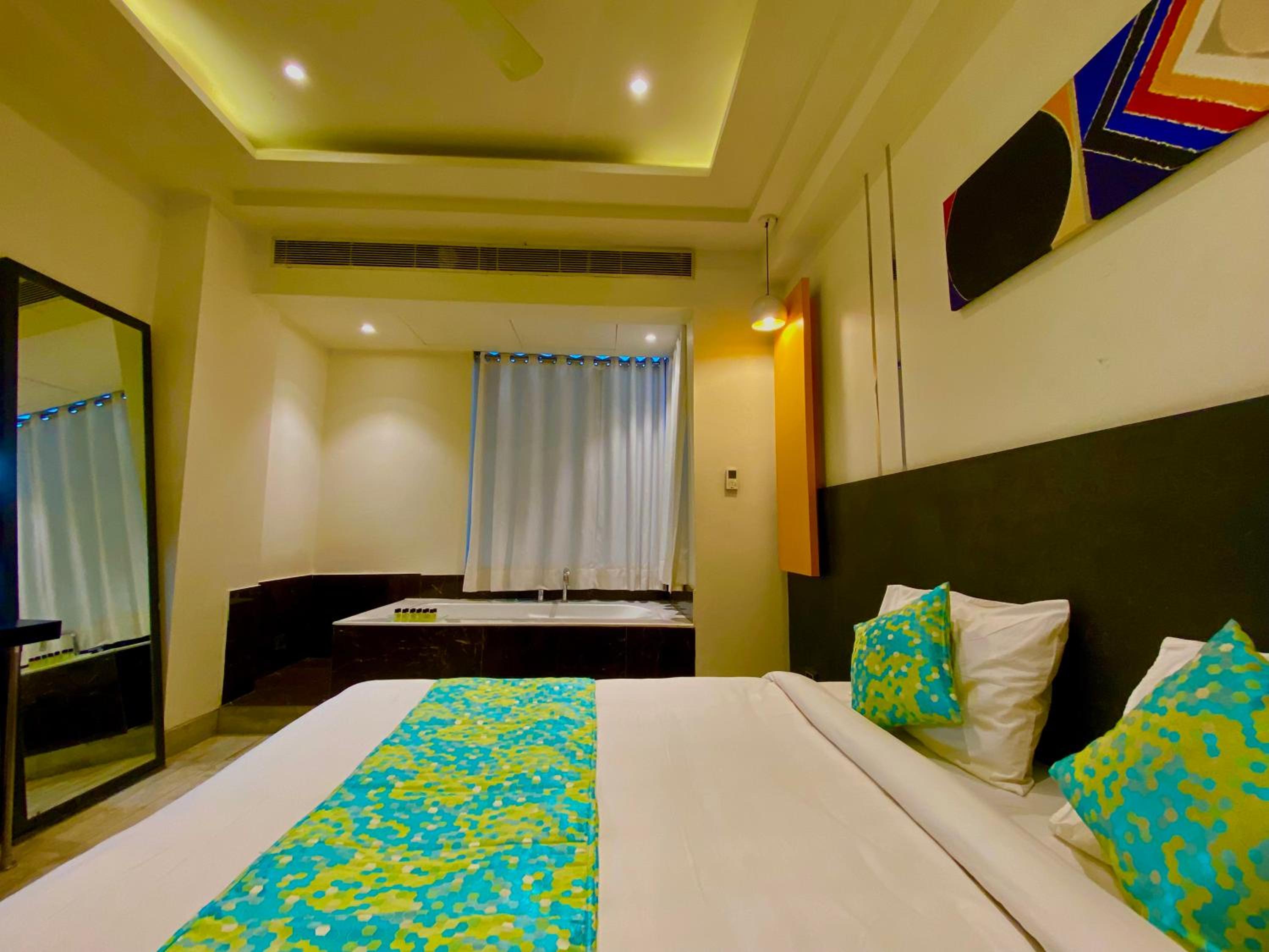 Suite with Hot Tub - Photo 1