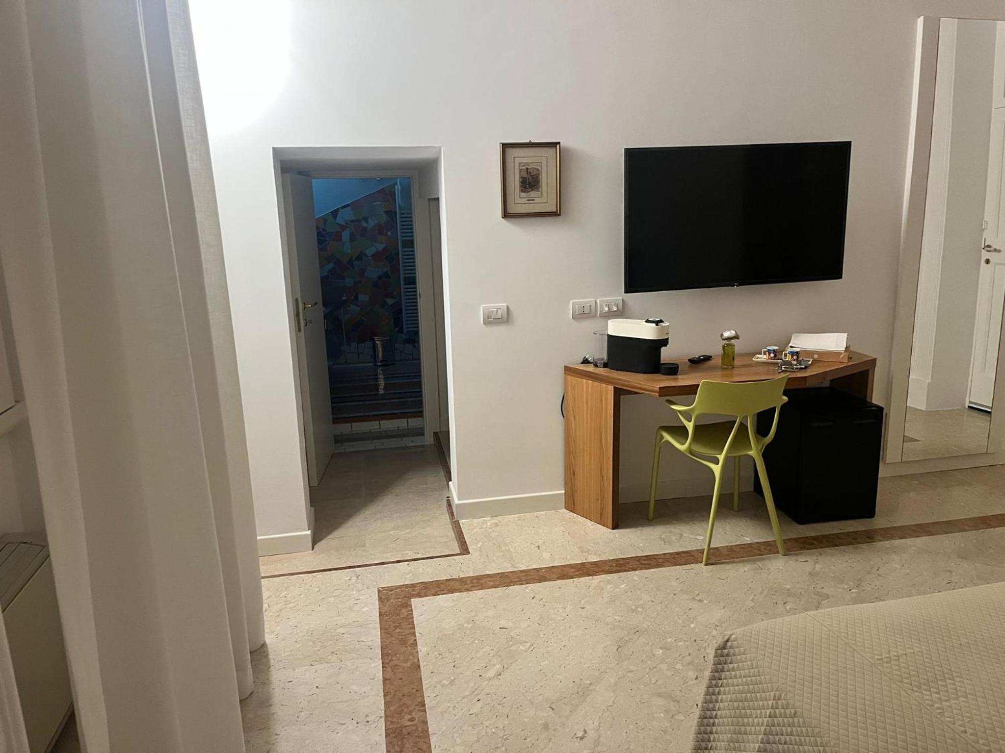 Deluxe Room - Photo 8