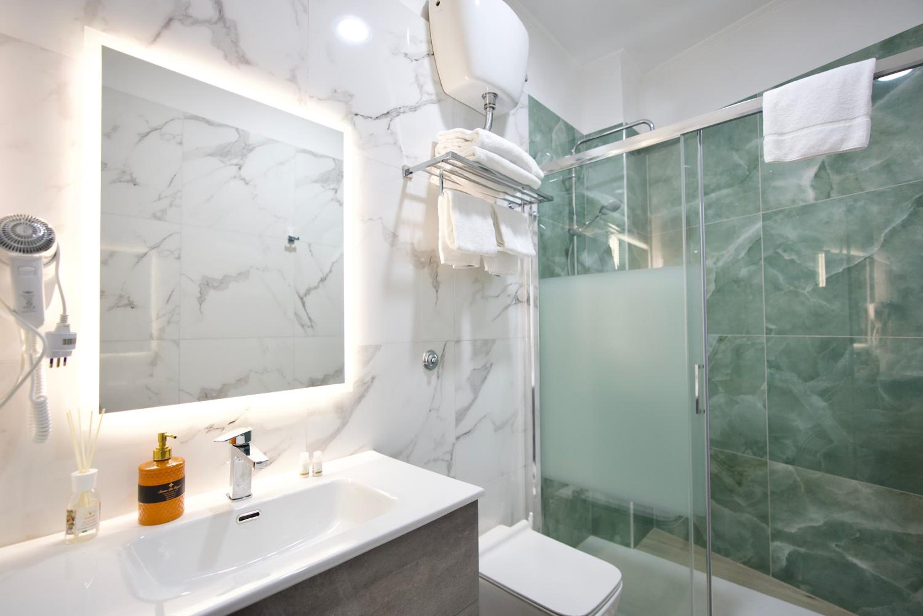 Family Room with Private Bathroom photo 2