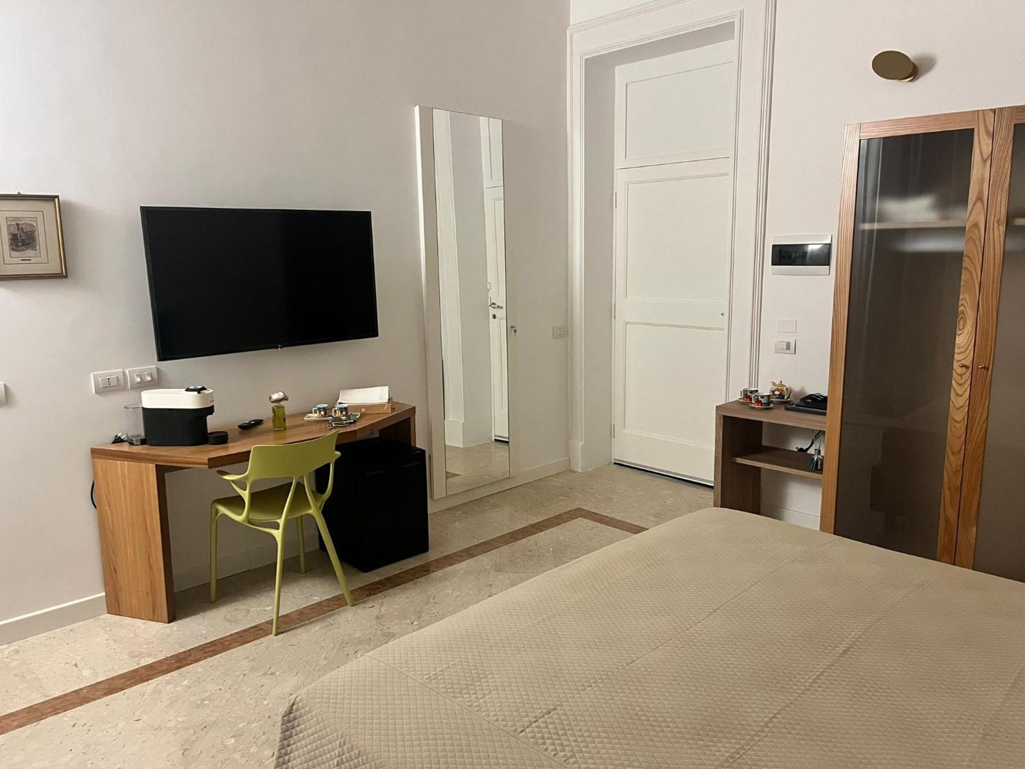 Deluxe King Room - Photo 6