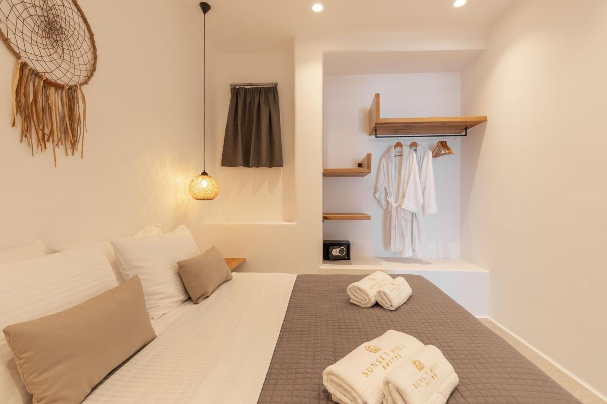 Deluxe Suite with Sea View - Photo 15