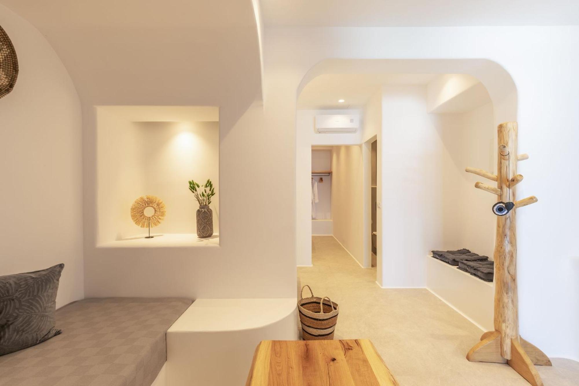 Deluxe Suite with Sea View - Photo 4
