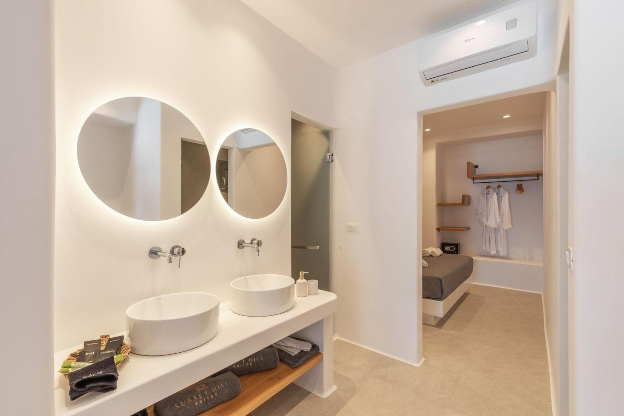 Deluxe Suite with Sea View - Photo 3