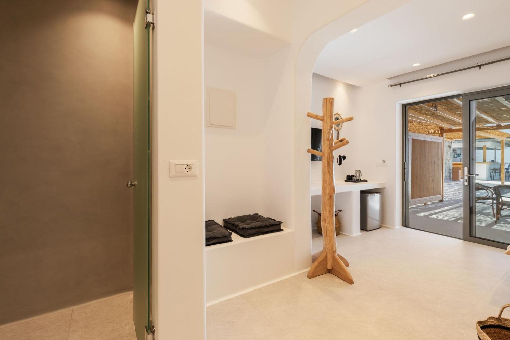 Deluxe Suite with Sea View - Photo 6