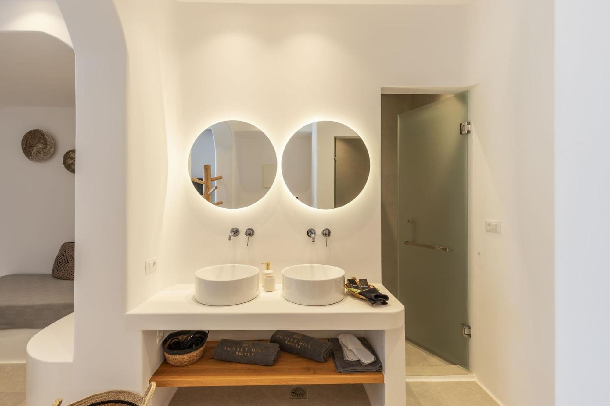 Deluxe Suite with Sea View - Photo 10