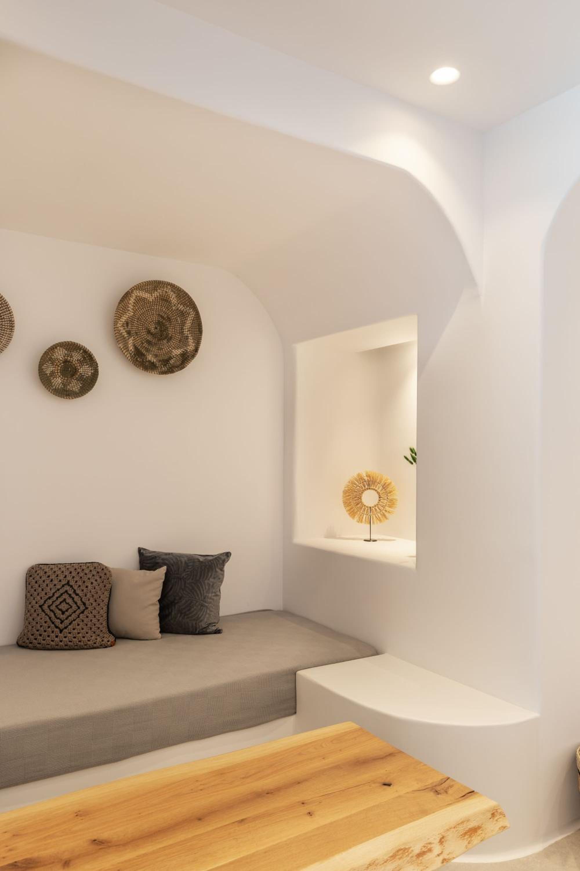 Deluxe Suite with Sea View - Photo 18