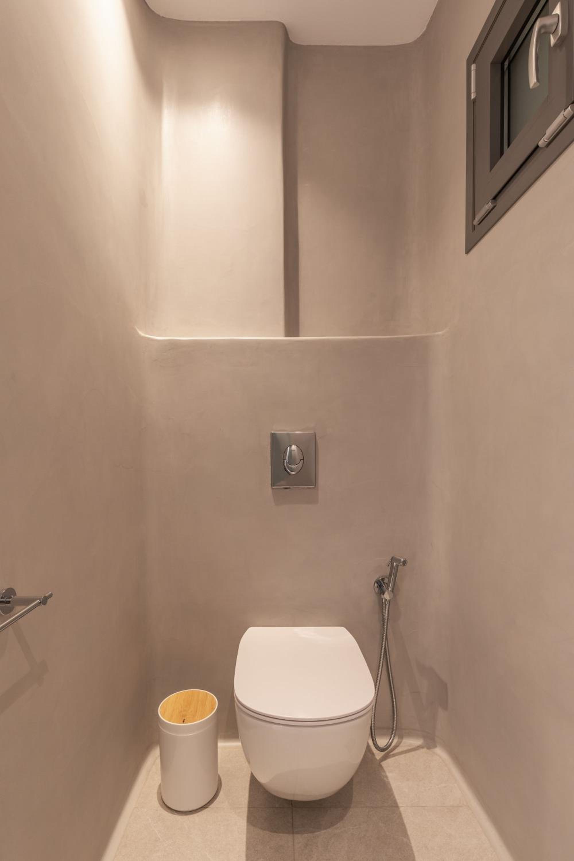 Deluxe Suite with Sea View - Photo 17