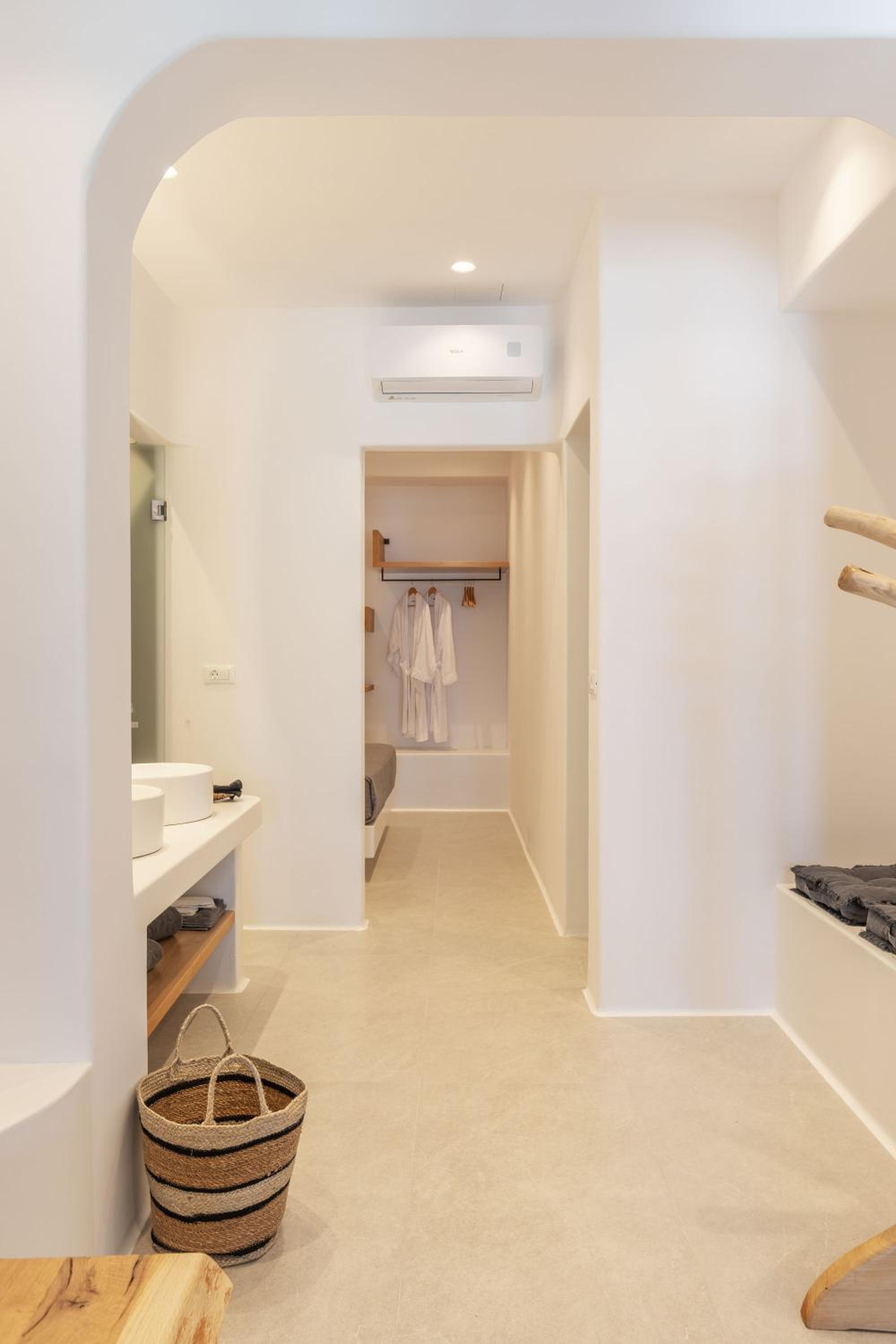 Deluxe Suite with Sea View - Photo 16