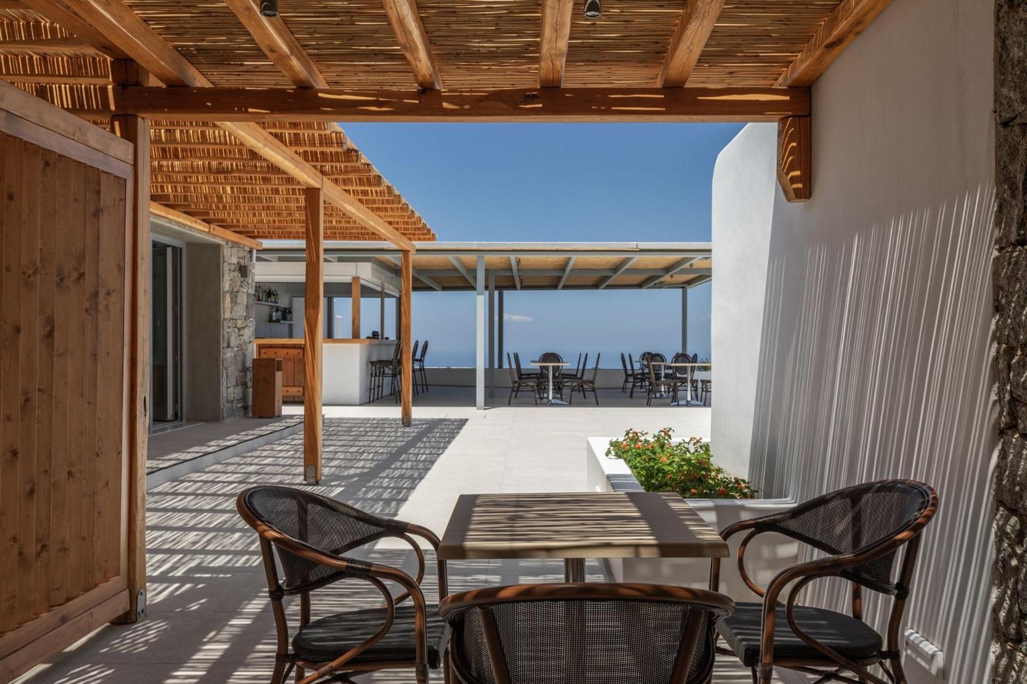 Deluxe Suite with Sea View - Photo 20