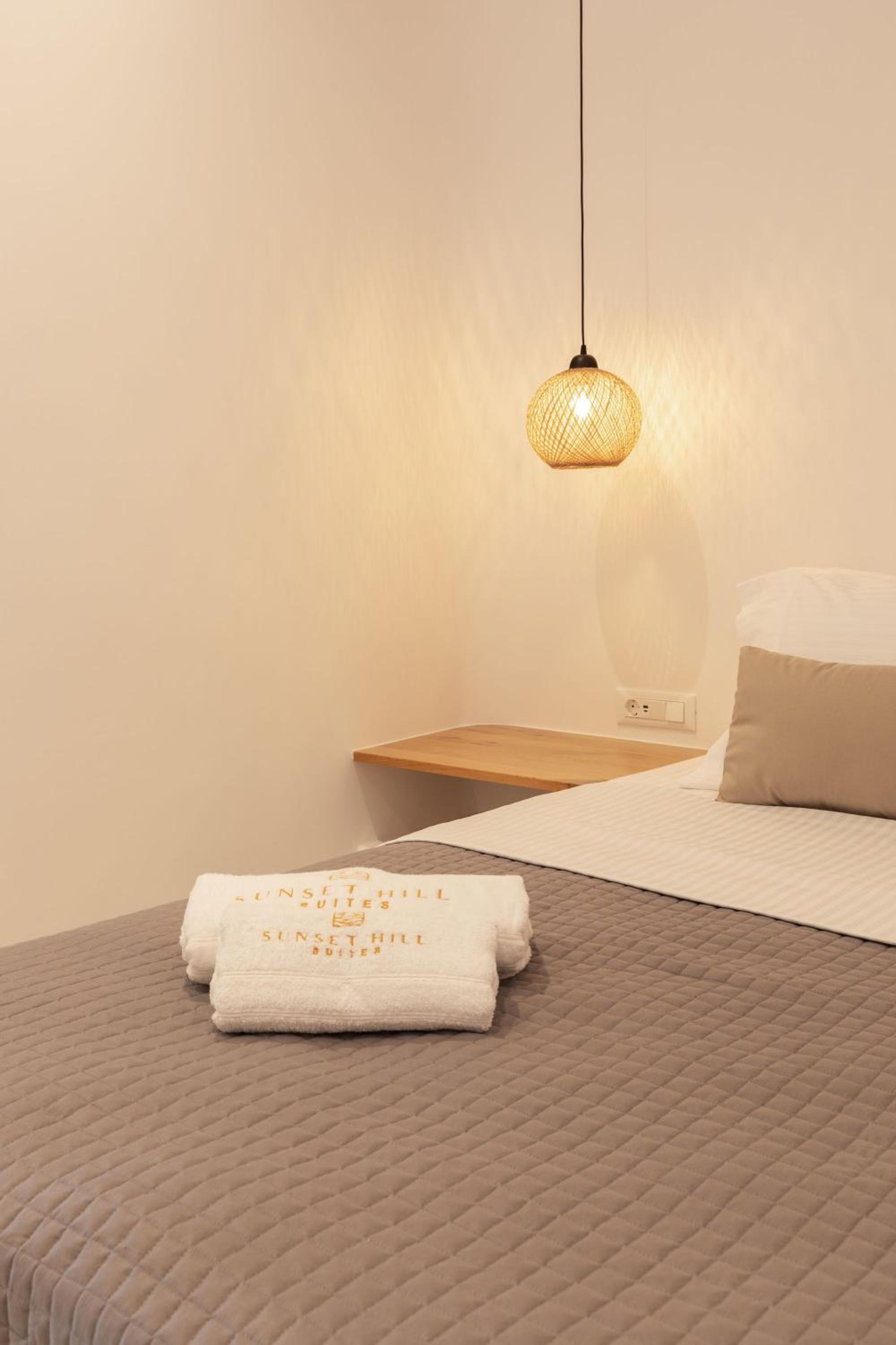 Deluxe Suite with Sea View - Photo 19