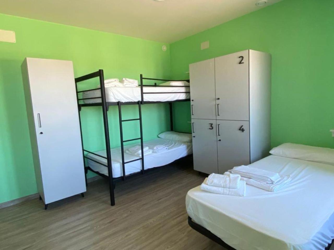 Cama individual en habitación compartida mixta