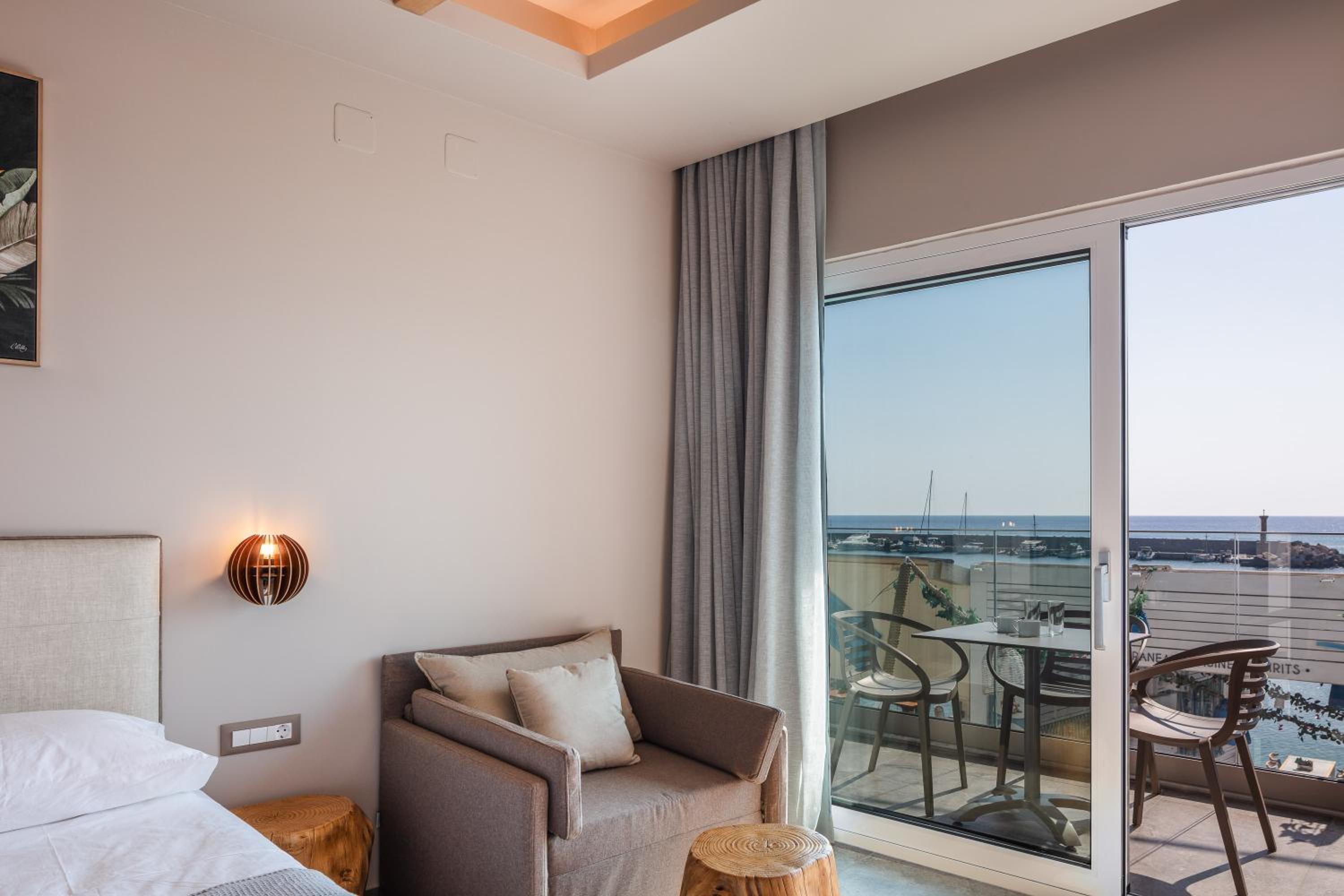 Junior Suite with Sea View - Photo 12