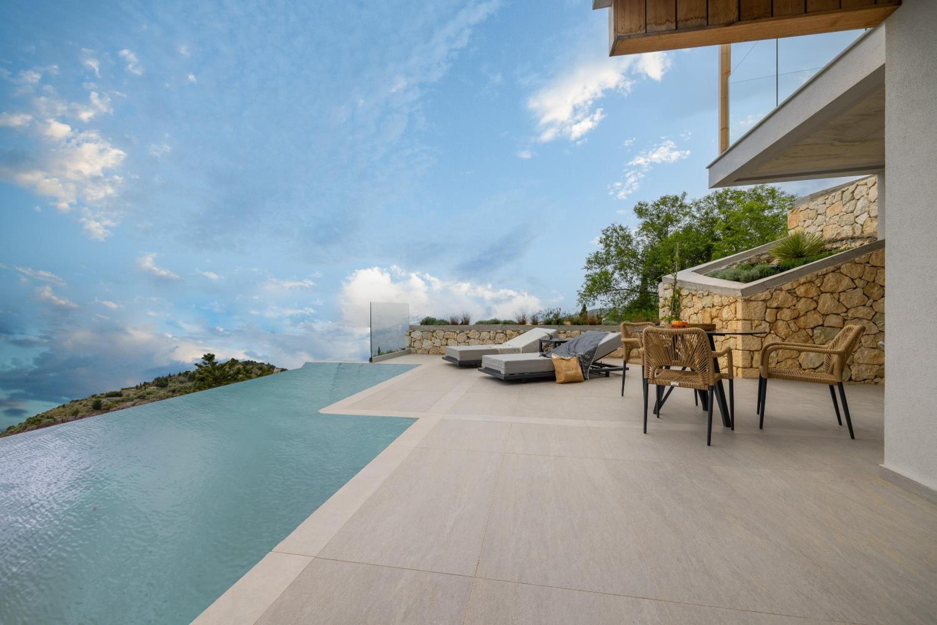 3-bedroom villa with Private Heated Pool and Birds eye sunset & panoramic sea views - Photo 10