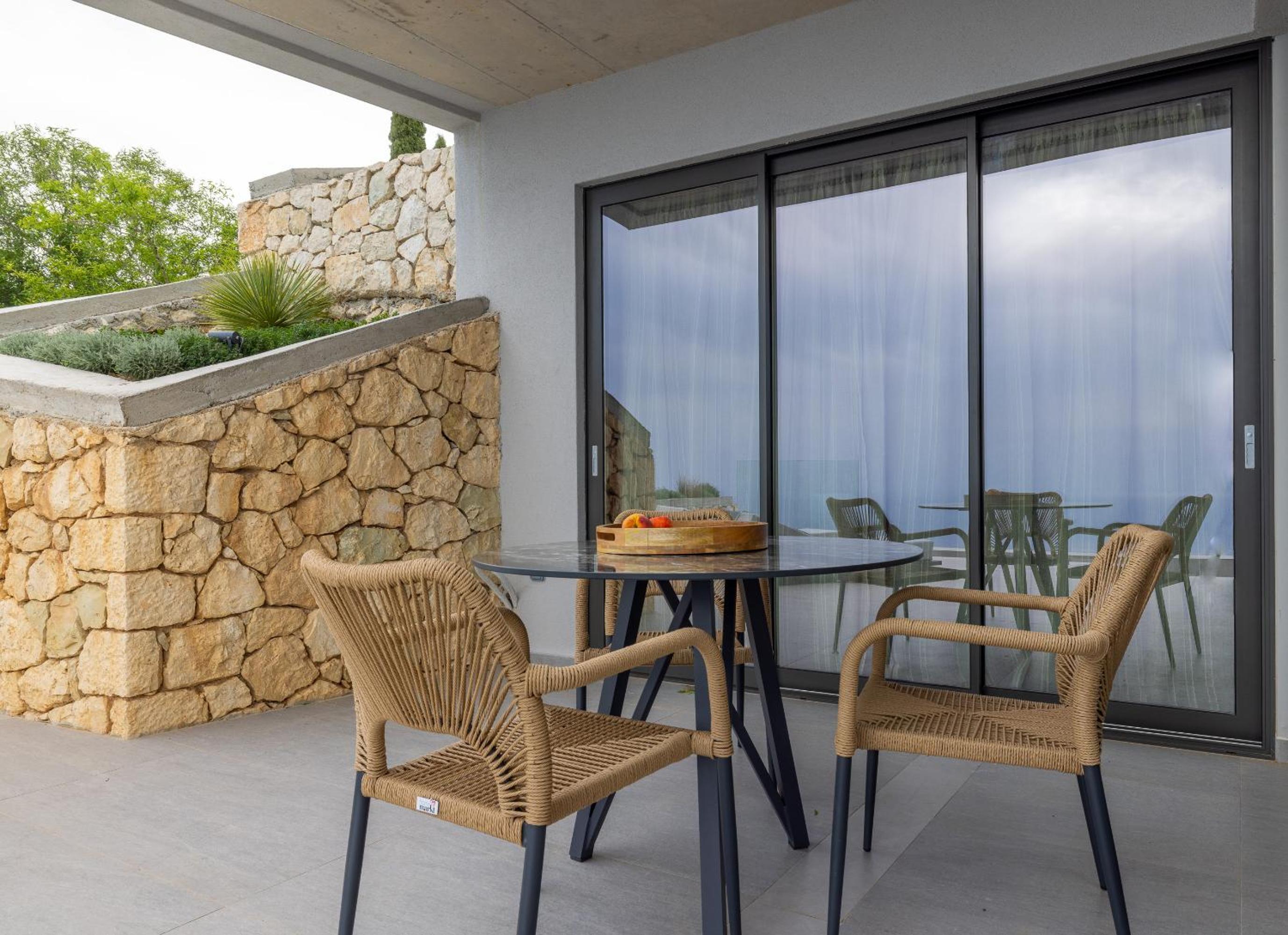 3-bedroom villa with Private Heated Pool and Birds eye sunset & panoramic sea views - Photo 2