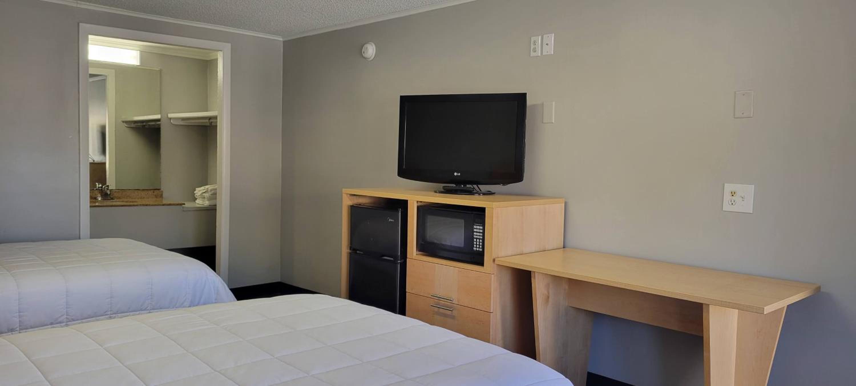 Deluxe Double Room (2 Adults + 1 Child) - Photo 9