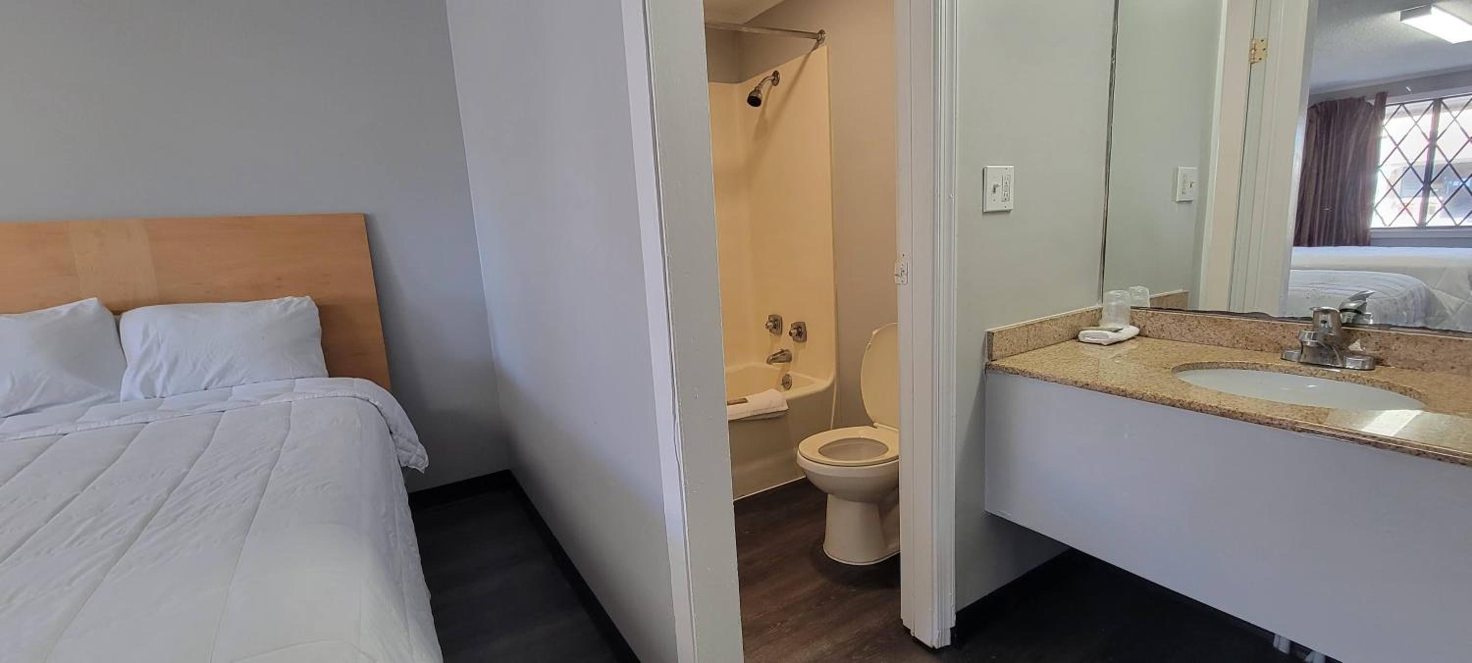 Deluxe Double Room (2 Adults + 1 Child) - Photo 6
