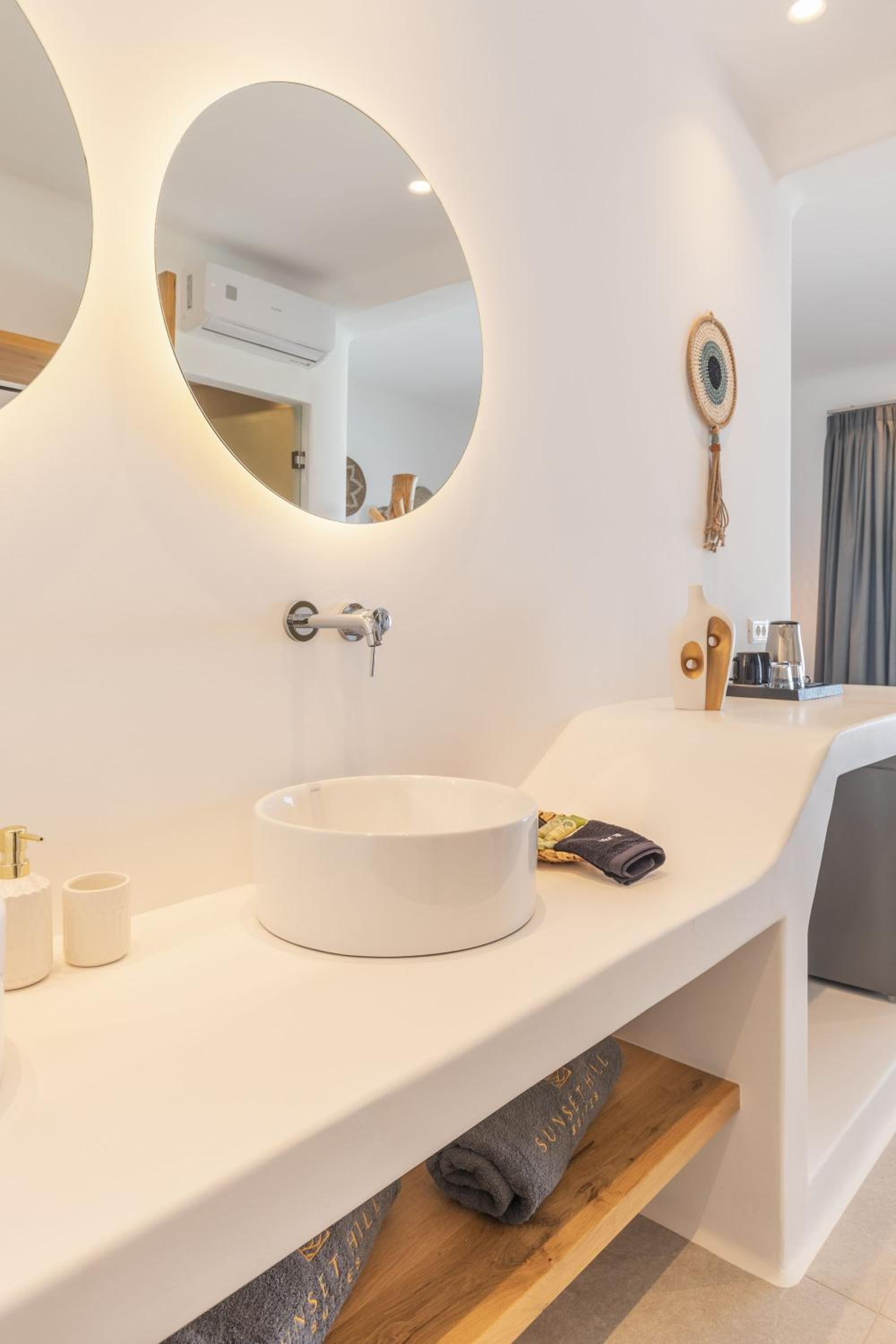 Superior Suite with Sea and Pool View and Hot Tub - Photo 8