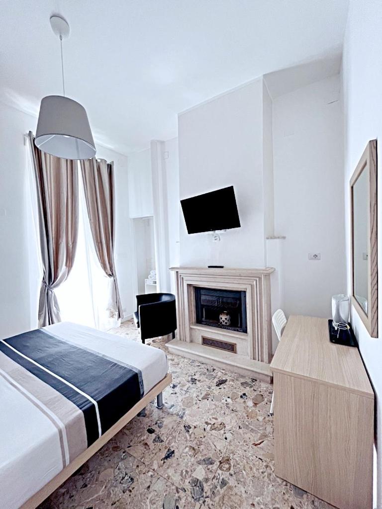 Double Room with Shared Bathroom photo 2